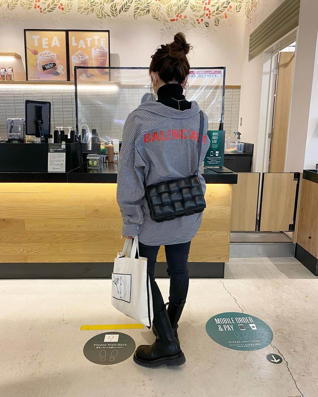 akiii031のインスタグラム：「gingham check▪︎◽︎▪︎◽︎❤️  knit @uniqlo  shirt @balenciaga  denim @zara  bag/boots @newbottega  sub bag @gypsohila.jpn  earring @seadsmara」