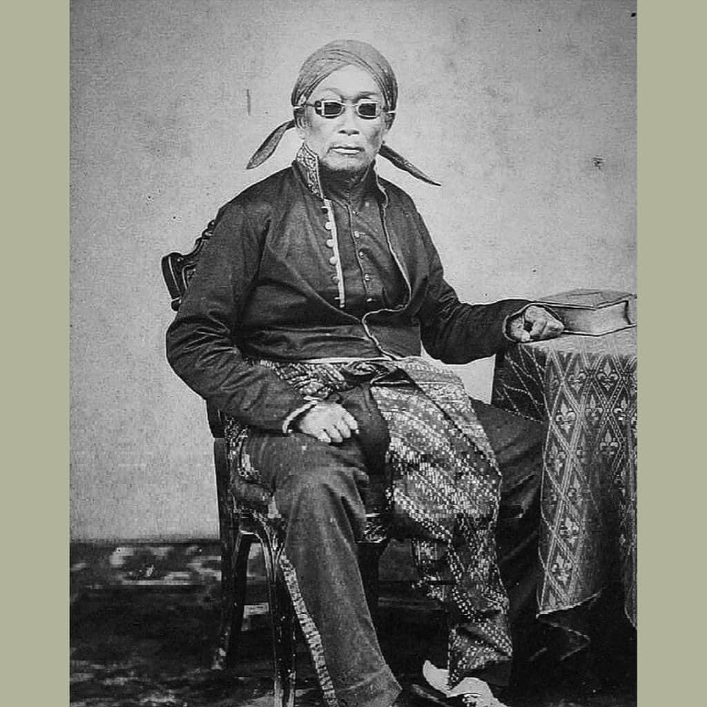 ベックスロックスのインスタグラム：「#IndoStyle 1940’s 😎 ⠀⠀⠀⠀⠀⠀⠀⠀⠀ c/o KITLV Leiden ⠀⠀⠀⠀⠀⠀⠀⠀⠀ ⠀⠀⠀⠀⠀⠀⠀⠀⠀ #swag  #batiktextiles #archives  #traditionaltextiles」