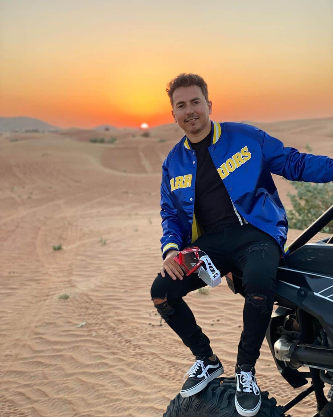 ホルヘ・ロレンソのインスタグラム：「Desert experience 🏜🐪  #dubai #dubaidesert #desertlife #dubai🇦🇪 #buggies #dinner」