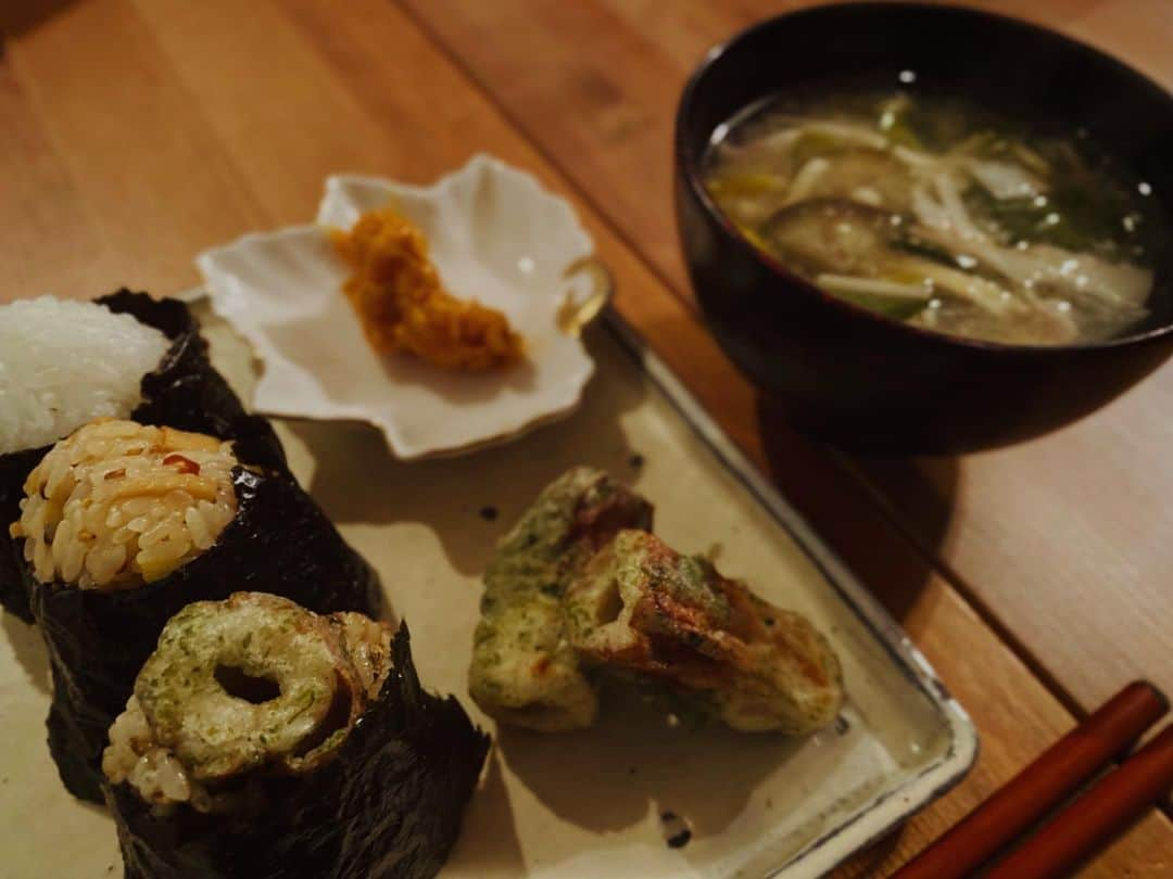 安藤裕子さんのインスタグラム写真 - (安藤裕子Instagram)「娘が  「夕飯おにぎりと味噌汁とちくわの磯辺揚げがいい〜」  と言うので、めちゃくちゃ楽じゃないかと  「いいよいいよ〜」  と作ろうとしたら、  「あ、待って。 たけのこ買ってたよね？ あれ筍ラー油にして具にして、 あ、ちくわの磯辺揚げはローソンの悪魔のおにぎりにして。 もう一つは明太子でいいや」  と、まるでかぐや姫が  「蓬莱の玉の枝と火鼠の皮衣と龍の首の玉を持ってきて」  と気軽に言ってくるみたいな感じでハードル上げてきたのでなんか結果大変でした。  早速大変な年明けですね。 寂しくないか？ 哀しくないか？ ひとまず怪我とか病気のないように。 あたたかく。  #おにぎり　#ちくわの磯辺揚げ入り悪魔のおにぎり　#筍ラー油のおにぎり　#明太子のおにぎり #母さん普通に梅でいいよ #具沢山味噌汁 #うにくらげ」1月9日 20時31分 - yuko_ando