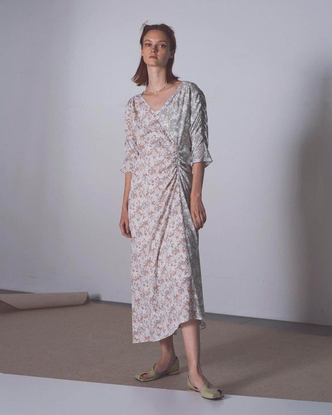 ファーファーのインスタグラム：「【NEWS】 2021 SPRING COLLECTION PRE ORDER   公式オンラインストア及びウサギオンラインにて 春の新作のプレオーダーがいよいよスタート！ どこよりも早く新作をご覧いただける機会を ぜひお見逃しなく。  ＊一部商品は発売を開始しております。  dress ¥25,000＋tax necklace ¥6,000＋tax shoes ¥21,000＋tax  1/8(金)12:00～1/10(日)23:59までの3日間、 2021 SPRING COLLECTIONをご予約いただいた方には MAカード+5％をプレゼント！  @furfur_official @furfur_official_staff  #FURFUR #ファーファー」