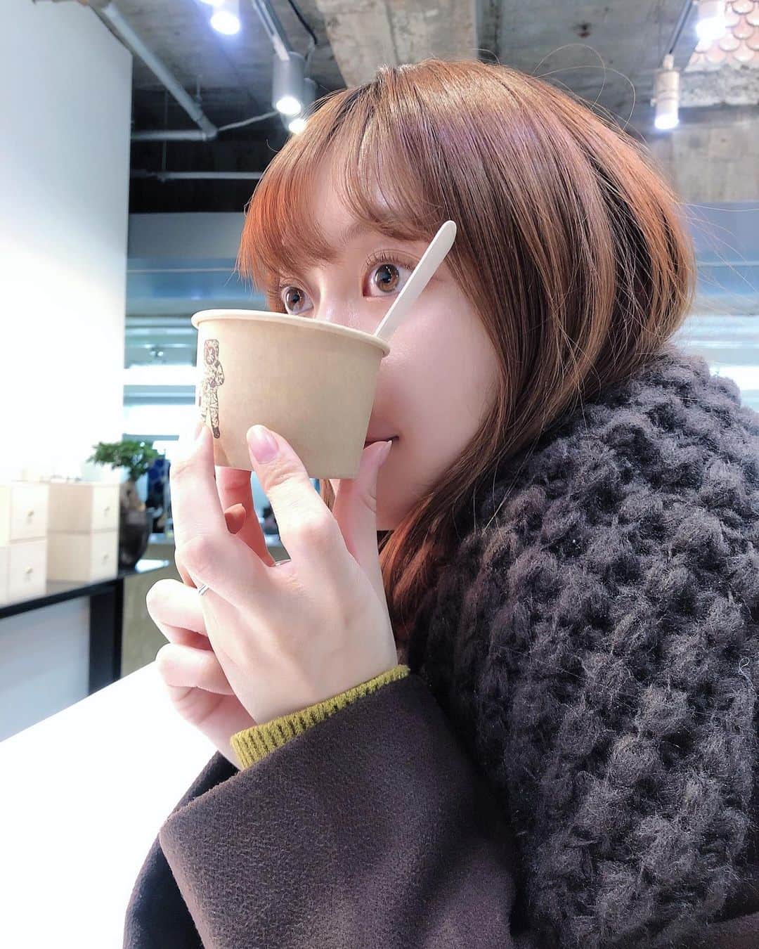 木村ミサのインスタグラム：「かなり遅れましたが あけましておめでとう2021🎍  今年は、"丁寧に、忠実に。"  暮らしを丁寧にしたいし だれかに対しても丁寧に言葉を交わしたい。 自分のやりたいことには忠実で。 やりたかったことも実現させる。 それから、いい意味でオンオフの境目がなくなるといいなぁ、、。(オフると本当になにもできない) 他と比べて怯んで諦めてしまうこともしないように、ぽんこつすぎる自分に落ち込まないように、"自分らしく"がちゃんと色としてでるように頑張りたいです。🐰  あとは、体質改善！ 頭痛とかが酷いので、 体の巡りをよくして健康でいるために 去年から少しずつ、 ・漢方と薬膳(スパイスも) ・マウスピース ・温活(よもぎ蒸しとか腹巻きスパッツで体を冷やさないように) ・腸活(発酵食品、白湯など) をゆるくはじめてみているので よかったものがあったら共有するね✊ いまのところ漢方とても良いです！  こんな状況だけど、 少しでもみんなと近く居られるように SNSも発信がんばるので 反応してくれたら嬉しい…👶  今年もよろしくお願いします🐄」