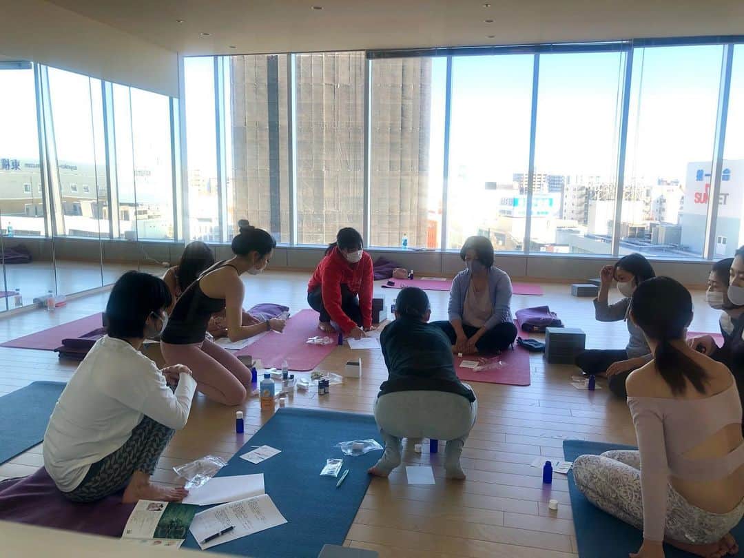 梅澤友里香さんのインスタグラム写真 - (梅澤友里香Instagram)「@studio_minaka_ 月1WS🌟 人数制限をし、少人数で開催致しました🙏🏻  出来る対策はしっかりと行い もちろんそれぞれの意志や事情と向き合い  こんな時だからこそやっぱり『yogaって良いな❤️』 って思います🥺  体を動かす事は 必ずこの先、例えば5年。10年。先の自分の強さに必ず繋がります。  yogaは 体を強く柔らかくもするし 心も強く柔らかくしてくれる。  選ぶ・見極める力が ヨガの教えが、そしてasanaを通しても教えてくれる✨  やみくもでもなく 考えなしでも無く  自分にとって 誰にとって  元気ならば元気なうちに。 元気な時にしか出来ない対策や予防を。  きっとそれは自分にも 誰かにとっても 明るい未来なはず。  願いは明確に そしてその想いに向けて行動する事で必ず近付く。  どうか近い未来も遠い未来も　 優しくて笑顔がある 明るい未来でありますように🙏🏻  皆さんとハグしたり沢山お喋り出来るような 状況ではありませんが 私が伝えたい事 伝えさせて頂ける 今日という日に感謝します🙏🏻✨  マスクで隠れていても 皆さんの優しい表情が印象的です❤️ 本当にありがとうございました❤️  asanaクラスの後は アーユルヴェーダ簡単ドーシャチェックと オリジナルアロマスプレー作り❤️  マスクに吹きかける #アロママスク 是非楽しんで下さいね❤️ 今回のWSサポートしてくれた フレーバーライフ社さん！ 本当に本当にありがとうございました🥺✨  次回の私のstudioMINAKA  月1WSは 2/13（土）14:30〜 遂に再開！ まかゆりコラボ😭❤️ ヨガ✖︎vegan sweets @makayuri_collabo.yoga_food  @m.cookingsalon   ⚠️予約は1/15スタートです！  緊急事態宣言明け バレンタイン企画❤️ お楽しみに💕  studioMINAKA1月のWS 次回は1/23（土） 浅野佑介先生！ @yusukeasano  （※状況によりスケジュール変わる場合は都度お知らせ致します🙏🏻）  2月のWSは 2/13（土）梅澤友里香 2/27（土）山下恵 先生 @yamashita.megumi   こんな時ですが 心の熱も絶やさず❤️ 体の熱も絶やさず💪  studioMINAKAは緊急事態宣言中 営業時間を20:00までとし、 一部スケジュールを繰り上げて営業致します🙏🏻 詳しくはスタジオHPをご覧下さい🙏🏻  今日もありがとうございました🥺🙏🏻❤️  #studioMINAKA #スタジオミナカ #小田原 #ミナカ小田原 #小田原ヨガ  #ヨガつぶやき #星読みyogini見習い中 #ヨガ哲学　 #インド占星術  #健康美 #インナービューティー #哲学  #ヨガレッスン   #vegan﻿  #ベジタリアン #organic #wellness ﻿ #yoga #yogainstructor #ヨガ #ヨガインストラクター #asana #美と健康 #beauty #health #yogalife  #naturalbeauty  #fitnessmodel #yogini」1月9日 20時43分 - yurika_umezawa