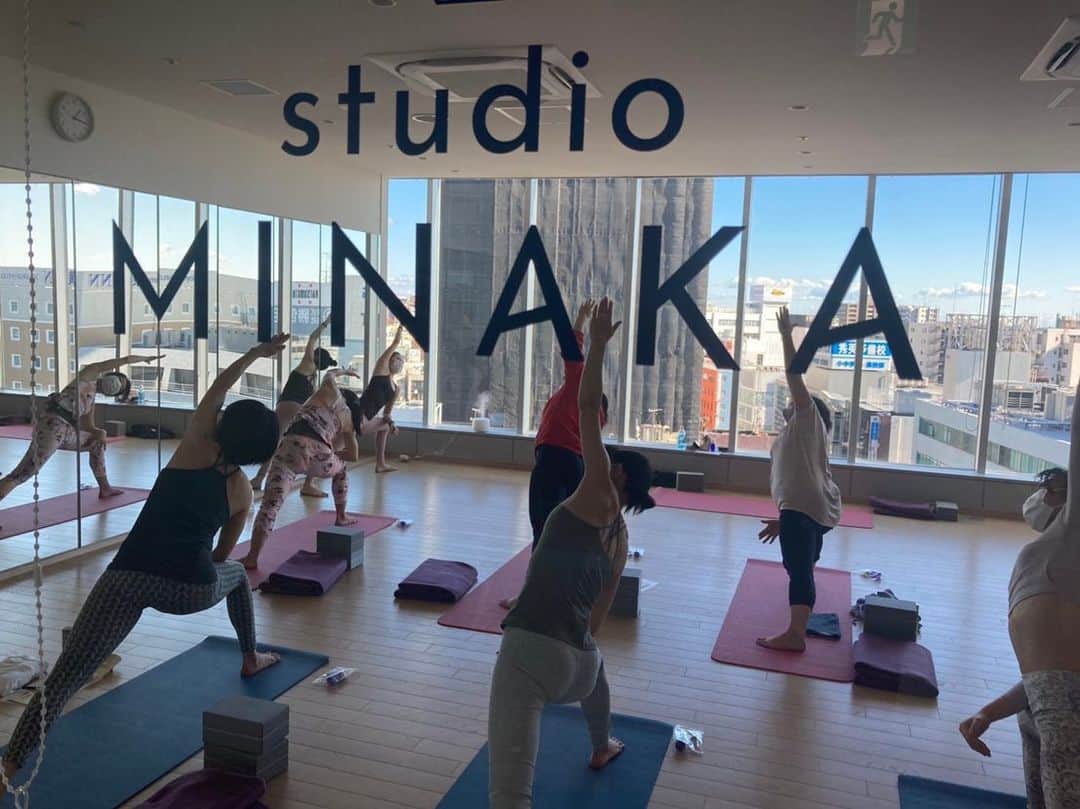 梅澤友里香さんのインスタグラム写真 - (梅澤友里香Instagram)「@studio_minaka_ 月1WS🌟 人数制限をし、少人数で開催致しました🙏🏻  出来る対策はしっかりと行い もちろんそれぞれの意志や事情と向き合い  こんな時だからこそやっぱり『yogaって良いな❤️』 って思います🥺  体を動かす事は 必ずこの先、例えば5年。10年。先の自分の強さに必ず繋がります。  yogaは 体を強く柔らかくもするし 心も強く柔らかくしてくれる。  選ぶ・見極める力が ヨガの教えが、そしてasanaを通しても教えてくれる✨  やみくもでもなく 考えなしでも無く  自分にとって 誰にとって  元気ならば元気なうちに。 元気な時にしか出来ない対策や予防を。  きっとそれは自分にも 誰かにとっても 明るい未来なはず。  願いは明確に そしてその想いに向けて行動する事で必ず近付く。  どうか近い未来も遠い未来も　 優しくて笑顔がある 明るい未来でありますように🙏🏻  皆さんとハグしたり沢山お喋り出来るような 状況ではありませんが 私が伝えたい事 伝えさせて頂ける 今日という日に感謝します🙏🏻✨  マスクで隠れていても 皆さんの優しい表情が印象的です❤️ 本当にありがとうございました❤️  asanaクラスの後は アーユルヴェーダ簡単ドーシャチェックと オリジナルアロマスプレー作り❤️  マスクに吹きかける #アロママスク 是非楽しんで下さいね❤️ 今回のWSサポートしてくれた フレーバーライフ社さん！ 本当に本当にありがとうございました🥺✨  次回の私のstudioMINAKA  月1WSは 2/13（土）14:30〜 遂に再開！ まかゆりコラボ😭❤️ ヨガ✖︎vegan sweets @makayuri_collabo.yoga_food  @m.cookingsalon   ⚠️予約は1/15スタートです！  緊急事態宣言明け バレンタイン企画❤️ お楽しみに💕  studioMINAKA1月のWS 次回は1/23（土） 浅野佑介先生！ @yusukeasano  （※状況によりスケジュール変わる場合は都度お知らせ致します🙏🏻）  2月のWSは 2/13（土）梅澤友里香 2/27（土）山下恵 先生 @yamashita.megumi   こんな時ですが 心の熱も絶やさず❤️ 体の熱も絶やさず💪  studioMINAKAは緊急事態宣言中 営業時間を20:00までとし、 一部スケジュールを繰り上げて営業致します🙏🏻 詳しくはスタジオHPをご覧下さい🙏🏻  今日もありがとうございました🥺🙏🏻❤️  #studioMINAKA #スタジオミナカ #小田原 #ミナカ小田原 #小田原ヨガ  #ヨガつぶやき #星読みyogini見習い中 #ヨガ哲学　 #インド占星術  #健康美 #インナービューティー #哲学  #ヨガレッスン   #vegan﻿  #ベジタリアン #organic #wellness ﻿ #yoga #yogainstructor #ヨガ #ヨガインストラクター #asana #美と健康 #beauty #health #yogalife  #naturalbeauty  #fitnessmodel #yogini」1月9日 20時43分 - yurika_umezawa