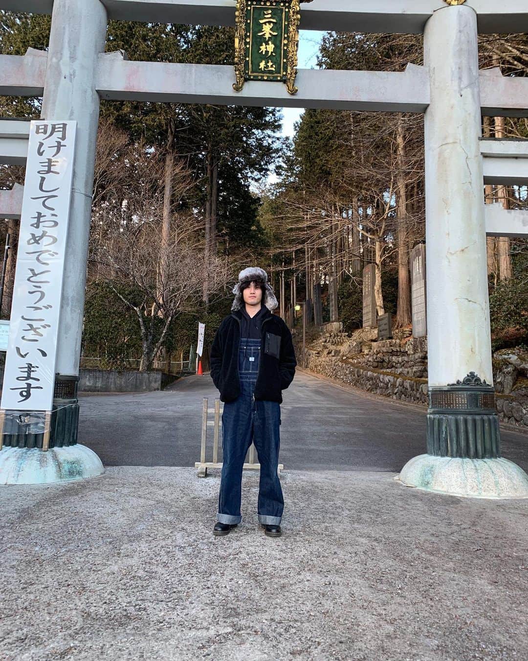 のインスタグラム：「一年ぶりの最強パワースポット 毎度凄まじいエネルギー頂いております 標高高すぎてマイナス4℃でした。 2021楽しもう🌞  #三峰神社  #ほぼ初詣 #アラスカの人被ってそうな帽子」