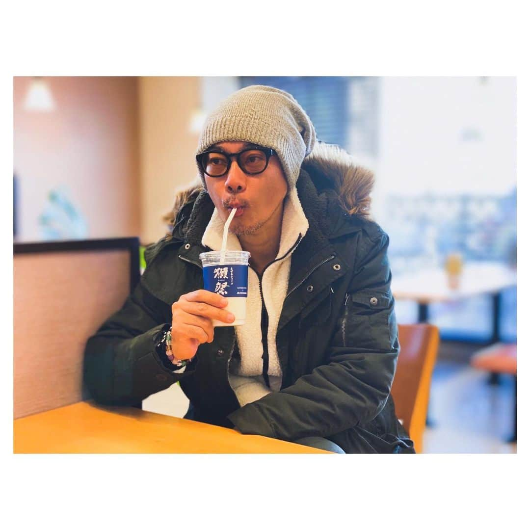 元木行哉さんのインスタグラム写真 - (元木行哉Instagram)「僕も大好きな日本酒のアノ『獺祭(だっさい)』がなんと、これもまた僕の大好きなチリドックのモスバーガーと組んで『まぜるシェイク　獺祭-DASSAI-』を期間限定で販売！﻿ これは飲まねばでしょ。﻿ ﻿ バニラシェイクと獺祭甘酒をベースに芳醇な香り高く濃厚、けど不思議と甘さが残らず爽やか。﻿ また甘酒も好きだからなぁ〜。﻿ ﻿ めちゃめちゃ美味しかった。﻿ ﻿ ノンアルコールですよー。﻿ ﻿ これって全国なんですかね。山口県だけ？ お近くのモスで見つかったらぜひです👍👍﻿ ﻿ #獺祭シェイク #コラボ #モスバーガー #delicious #good #staysafe #stayhopeful」1月9日 20時43分 - ikuya_motoki