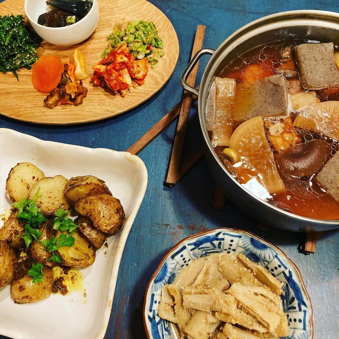 井上荒野のインスタグラム：「スペアリブと鞍掛豆を入れた(どっちも見えないけど)おでん風の煮物、じゃがいもザブジ、たたきごぼうなど。」