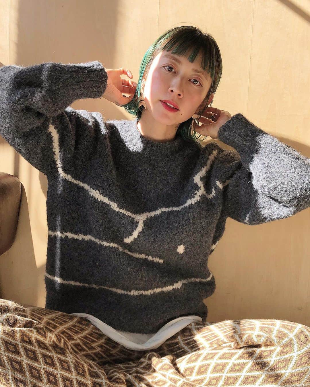 EMILY/BLUEさんのインスタグラム写真 - (EMILY/BLUEInstagram)「2021年の私のヘアカラーは ぶるー(少しグリーンよりの)でスタート🔵 また少し引きこもり生活が増えそうなので 気分を上げるのです🔵 しかも前回したブルーが好評の様で、「このカラーにしたい！」と言うお客様が多かったみたいで嬉しい☺️ ぶるーでアゲアゲいぇいっ✌🏼 #wakuna #ootd #haircut #hairstyle #outfit #コーディネート #ファッション #ママファッション #ママコーデ #カジュアルコーデ #ニットコーデ #ヘアカット #鎌倉 #ボブヘア #赤ちゃんのいる生活 #男の子ママ #女の子ママ #子供のいる暮らし #前髪ぱっつん #ブルーヘアー」1月9日 20時39分 - emilybluejewelry0220