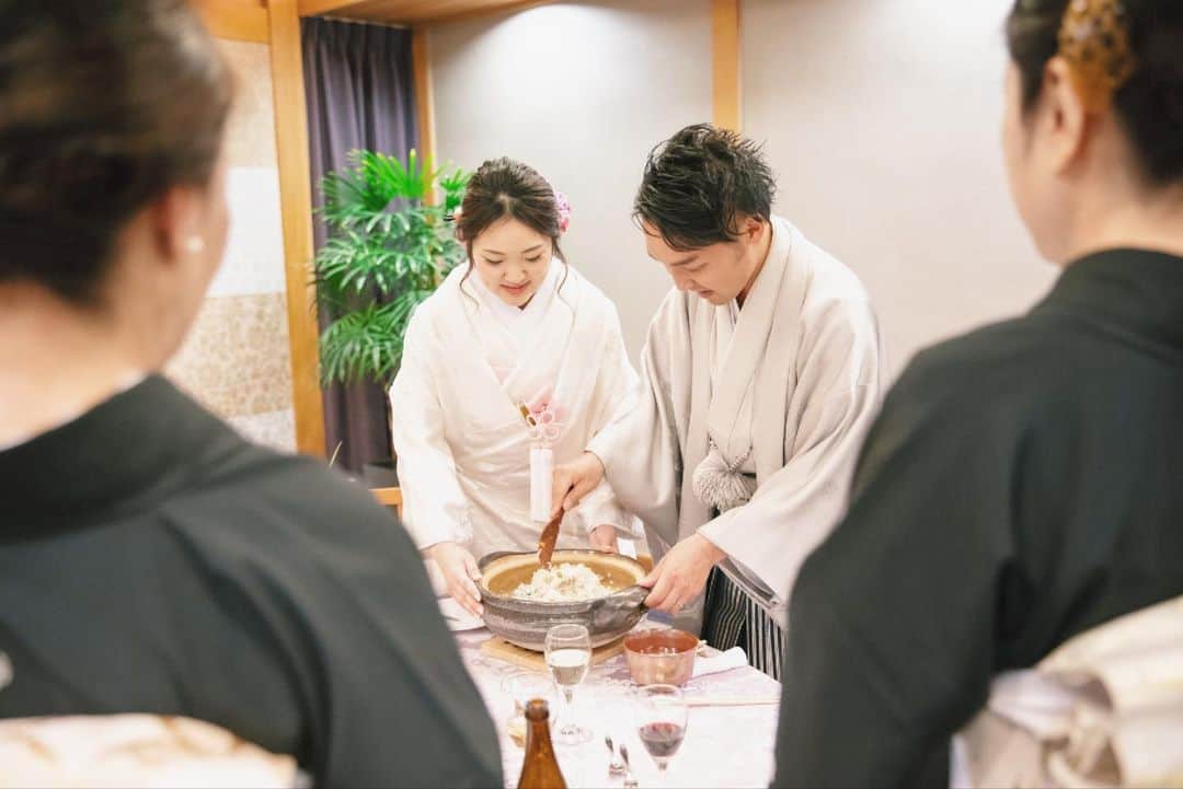 KOTOWA鎌倉 鶴ヶ岡会館のインスタグラム：「新たな家族の誕生を表現した『土鍋セレモニー』  お互いの地元の食材を取り入れたおもてなしです」