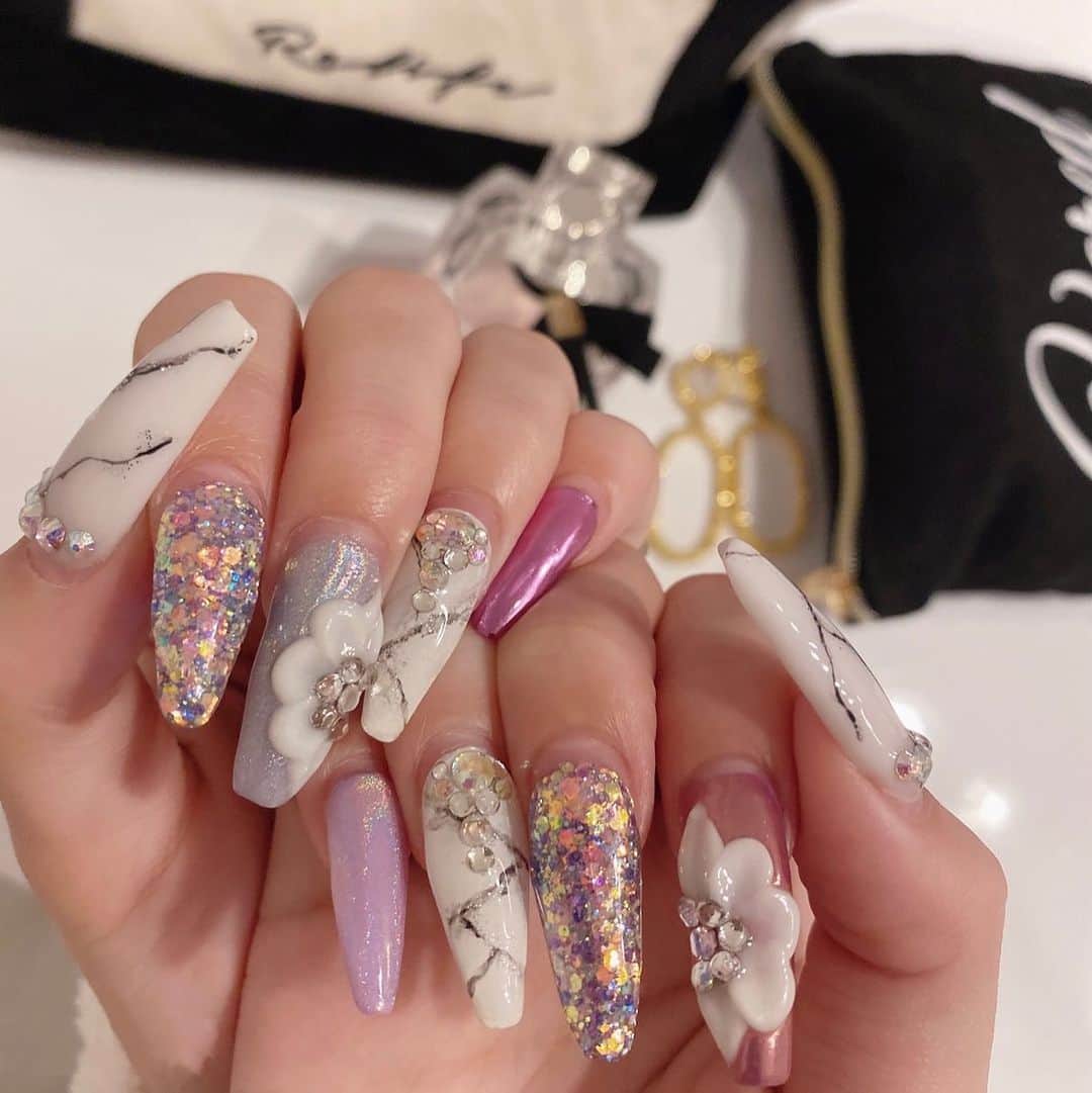 田村月光（ツッキー）のインスタグラム：「🤍🌹🤍🌹🤍🌹🤍🌹🤍🌹 New Nail ‪‪❤︎‬ 海外のネイルクオリティー高すぎて、 やってもらいたい👸🏼💖 ・ ・ これも真似したけどお花失敗🤷🏻‍♀️‪‪𐤔𐤔‬‪𐤔 ・ ・ ・ #久々ネイル投稿」