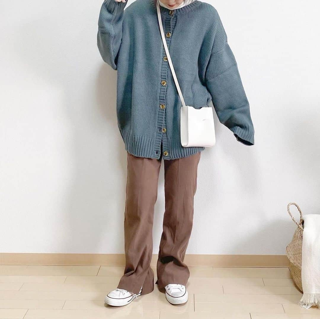 haruさんのインスタグラム写真 - (haruInstagram)「ㅤㅤㅤㅤㅤㅤㅤㅤㅤㅤㅤㅤㅤ ㅤㅤㅤㅤㅤㅤㅤㅤㅤㅤㅤㅤㅤ ㅤㅤㅤㅤㅤㅤㅤㅤㅤㅤㅤㅤㅤ #ootd 🧺 ㅤㅤㅤㅤㅤㅤㅤㅤㅤㅤㅤㅤㅤ @classicalelf_official の2wayカーディガン ゆったりしてるし暖かくて着やすいから 春🌸にも使えるかなと思って 前回ブラック載せたけどモスグリーンも〜☺️🌿  今回はボタン前にしてきてみたけど、 プリーツスカートと合わせてカーディガンぽく 着るのも絶対可愛い🤭🤎 ㅤㅤㅤㅤㅤㅤㅤㅤㅤㅤㅤㅤㅤ ㅤㅤㅤㅤㅤㅤㅤㅤㅤㅤㅤㅤㅤ ㅤㅤㅤㅤㅤㅤㅤㅤㅤㅤㅤㅤㅤ #クラシカルエルフ#classicalelf#エルフコーデ#ニット#プルオーバー#デザインニット#locari#ロカリ#大人カジュアル#プチプラ」1月9日 20時52分 - __haru3