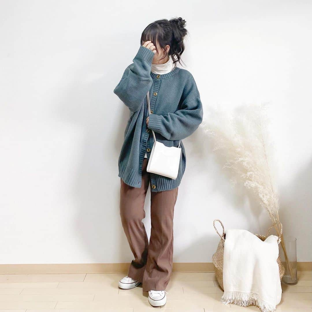 haruさんのインスタグラム写真 - (haruInstagram)「ㅤㅤㅤㅤㅤㅤㅤㅤㅤㅤㅤㅤㅤ ㅤㅤㅤㅤㅤㅤㅤㅤㅤㅤㅤㅤㅤ ㅤㅤㅤㅤㅤㅤㅤㅤㅤㅤㅤㅤㅤ #ootd 🧺 ㅤㅤㅤㅤㅤㅤㅤㅤㅤㅤㅤㅤㅤ @classicalelf_official の2wayカーディガン ゆったりしてるし暖かくて着やすいから 春🌸にも使えるかなと思って 前回ブラック載せたけどモスグリーンも〜☺️🌿  今回はボタン前にしてきてみたけど、 プリーツスカートと合わせてカーディガンぽく 着るのも絶対可愛い🤭🤎 ㅤㅤㅤㅤㅤㅤㅤㅤㅤㅤㅤㅤㅤ ㅤㅤㅤㅤㅤㅤㅤㅤㅤㅤㅤㅤㅤ ㅤㅤㅤㅤㅤㅤㅤㅤㅤㅤㅤㅤㅤ #クラシカルエルフ#classicalelf#エルフコーデ#ニット#プルオーバー#デザインニット#locari#ロカリ#大人カジュアル#プチプラ」1月9日 20時52分 - __haru3