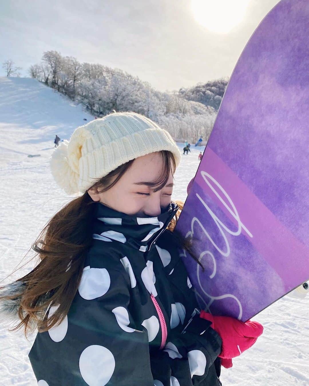 大野真昂のインスタグラム：「☺︎  人生初スノボ！🏂 お正月休みに行ってきた〜  行き道に車のタイヤパンクして １時間半しか滑れんかったけど 意外と滑れるようになった！😛✌🏻  大胆にこけて膝あざだらけになったけど めちゃくちゃ楽しかったなあ♡  #遅くなっちゃったけど #あけましておめでとうございます  #今年もよろしくお願いいたします  #2021  #スノボ #宮崎 #五ヶ瀬ハイランドスキー場」