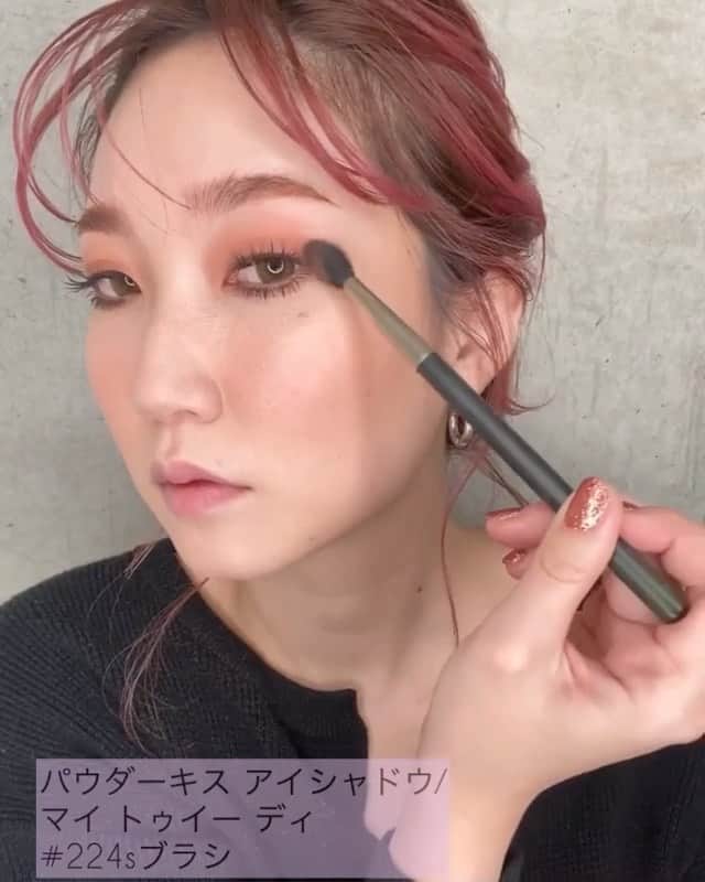 M∙A∙C Cosmetics Japanのインスタグラム：「☁️#MACPowderKiss 新色☁️﻿ 〰春先取りふんわりメイク〰﻿ ━━━━━━━━━━━━━━━━━ ﻿大人気のパウダー キスシリーズから﻿ 新色が登場☁️🤍﻿ ﻿  トレンドカラーから春夏に活躍間違い無しの﻿おしゃれカラーをチェック💞﻿ ﻿  使用製品 ✔️パウダー キス アイシャドウ/マイ トゥイーディ/ピー フォー ポテント/サッチ ア チュール﻿ ✔️パウダー キス リップスティック/カインダ ソアータ﻿ ﻿  #MACパウダーキス﻿ Regram from @mac_isetan.shinjuku」
