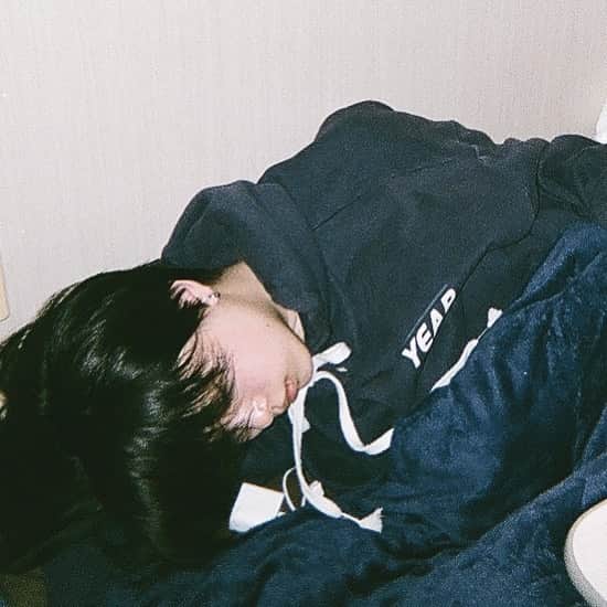 坂本澪香さんのインスタグラム写真 - (坂本澪香Instagram)「2020年史上 睡眠に全てを注いでいる大晦日前夜の模様を激写されていました。 寝る子は肌が綺麗になる。」1月9日 20時47分 - mxshiroxsocka_s1278