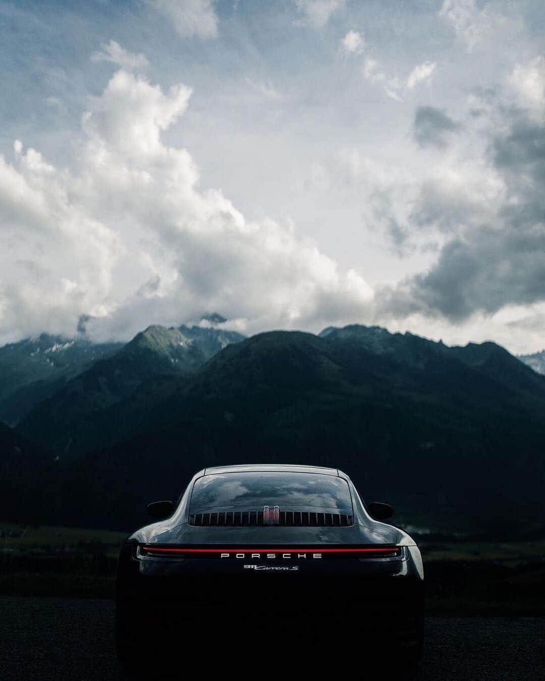 Porscheさんのインスタグラム写真 - (PorscheInstagram)「Never daunted by clouds on the horizon.  (📸@sebastiankubatz) #Porsche #PorscheMoment  __ 911 Carrera S: Fuel consumption combined: 10,0 - 9,6 l/100 km; CO2 emissions combined: 227 - 220 g/km  I https://porsche.click/DAT-Leitfaden I Status: 01/2021」1月9日 20時47分 - porsche