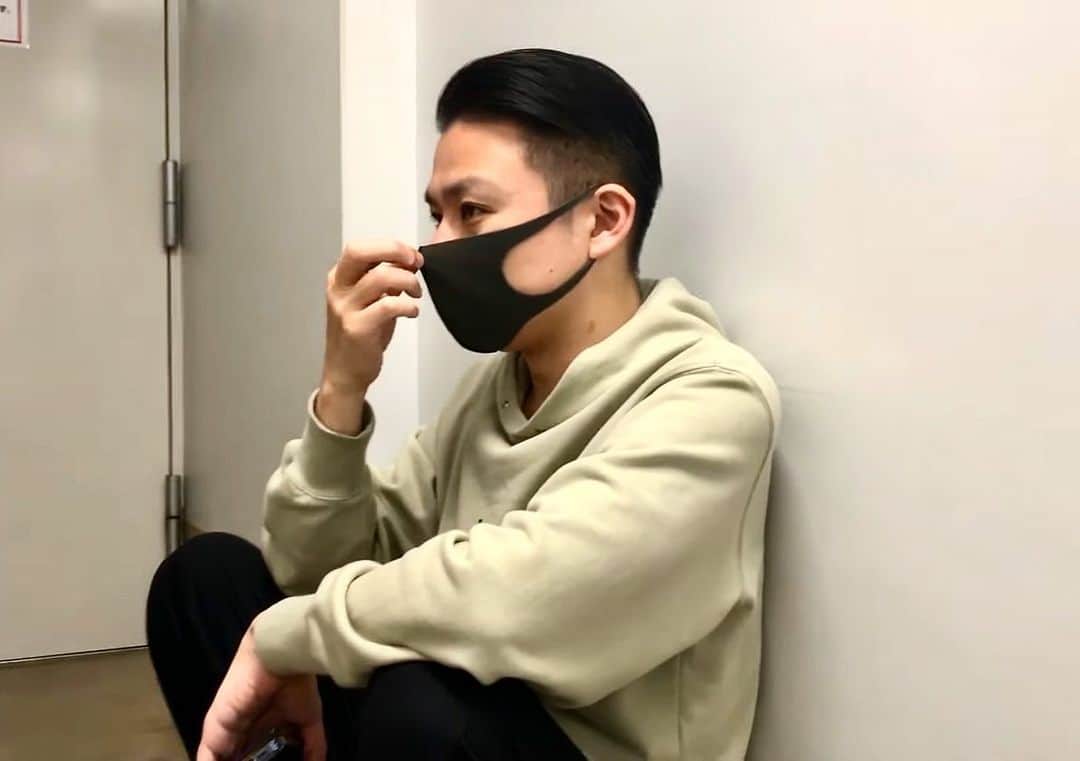 奥田修二さんのインスタグラム写真 - (奥田修二Instagram)「コメントでご指摘をいただいたのですが、マスクはあえて上下逆です。  ちゃんと着けると顎が出るんで、鼻の膨らみを顎に引っかけてます。  #顔デカ人間のマスク事情」1月9日 20時47分 - gakutensoku_okuda_official