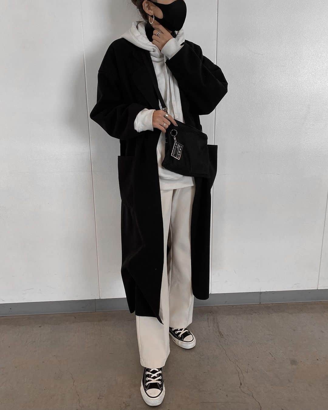 のインスタグラム：「@momentplus.official black coat🖤 . . オーバーサイズやから中に着込める🥴✌🏿 春先にも着れるから 今のセールしてる間に買っちゃった♡ . #_s_code #blackstyle  #casualstyle #momentplus #モーメントプラス #ニット #ニットコーデ #冬コーデ」