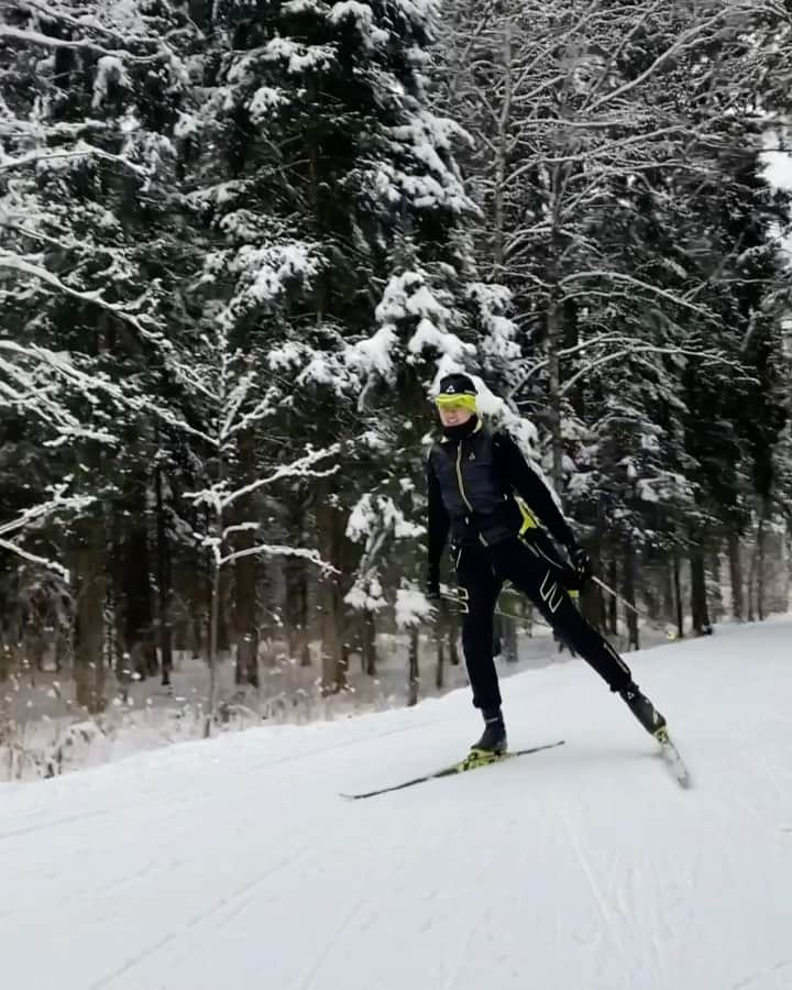 クセニア・カーノヴィッチのインスタグラム：「Чистый воздух, роскошный заснеженный лес. Зиму нужно использовать на полную. Лес вместо фитнес-зала, лыжи вместо дорожки! 👌🏻💪🏻」