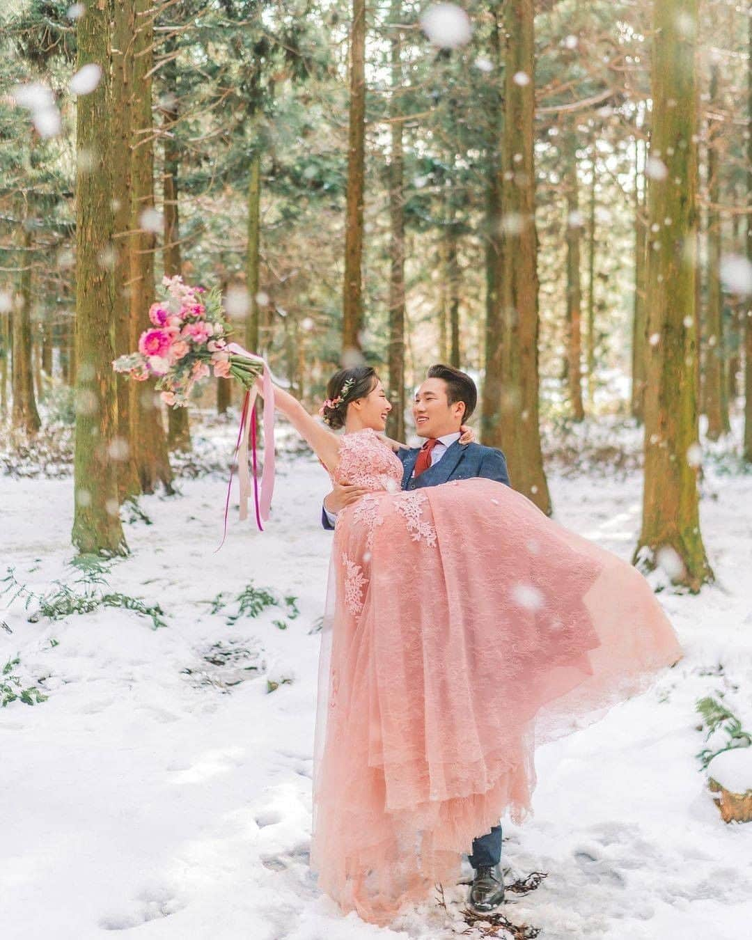 ♡プラコレWedding·⋆*さんのインスタグラム写真 - (♡プラコレWedding·⋆*Instagram)「. @placolewedding【#DRESSY花嫁 】 【#プラコレ】をつけて投稿&フォローしてね♩ . ＝＝＝＝＝＝＝＝ . ロマンチックなウェディングフォトを撮影したいなら 韓国のフォトアカウント、 연그라미 [@yeongrami_snap ] を参考にするのがおすすめ♡  美しいロケーションに、 ウェディングドレスを美しく見せてくれる構図が どれも素敵で参考になります👗💕  思わず撮影方法などが気になってしまう、 ステキなウェディングフォトを ぜひチェックしてみて👰💐 . ＝＝＝＝＝＝＝＝ 👗 photo by... @yeongrami_snap さん . ＝＝＝＝＝＝＝＝ 『#DRESSY花嫁』『#プラコレ』の ハッシュタグをつけて写真をUPしてね✦ 花嫁アプリ『DRESSY by プラコレ』の 記事に掲載＆リグラムされるかも♩ . みなさまからのいいねや保存 コメントをお待ちしています♥ 「このウェディングドレス可愛い！」 「ヘアスタイルも気になる！！」 「今の花嫁さんの流行りは！？」etc. . ＝＝＝＝＝＝＝＝ 花嫁アプリでは、 プロのアドバイザーに結婚式の相談を何度でも♡ ウェディングドレスの記事や、 自分のウェディングレポを残せちゃう♡” . ＞＞＞TOPのURLからcheck ⋈ @placolewedding ＞＞＞結婚のご相談は プラコレウェディングアドバイザーへ♡ @wedding_adviser ＞＞＞ウェディングレポを残したいなら、 farny by プラコレをcheck ✎ @farny_wedding ＞＞＞ウェディングアイデア＆DIYは ドレシーアイデアcheck ❁ @dressy_idea >>>素敵なドレスに出会いたい花嫁さま♡ @dressyonline_をcheck . ＝＝＝＝＝＝＝＝＝＝＝＝＝＝＝＝ . #プレ花嫁 #卒花 #花嫁 #卒花嫁 #結婚 #結婚式 #結婚準備 #花嫁準備 #weddingtbt #2020冬婚 #2021春婚 #ウェディングフォト #ロマンチックフォト #カラードレス #前撮り #フォトウェディング #撮影指示書 #海外ウェディング #ロケーションフォト #ロケフォト #海外ウェディング #海外フォトウェディング #weddingphoto #韓国フォト #韓国ウェディング」1月9日 21時00分 - placole_dressy