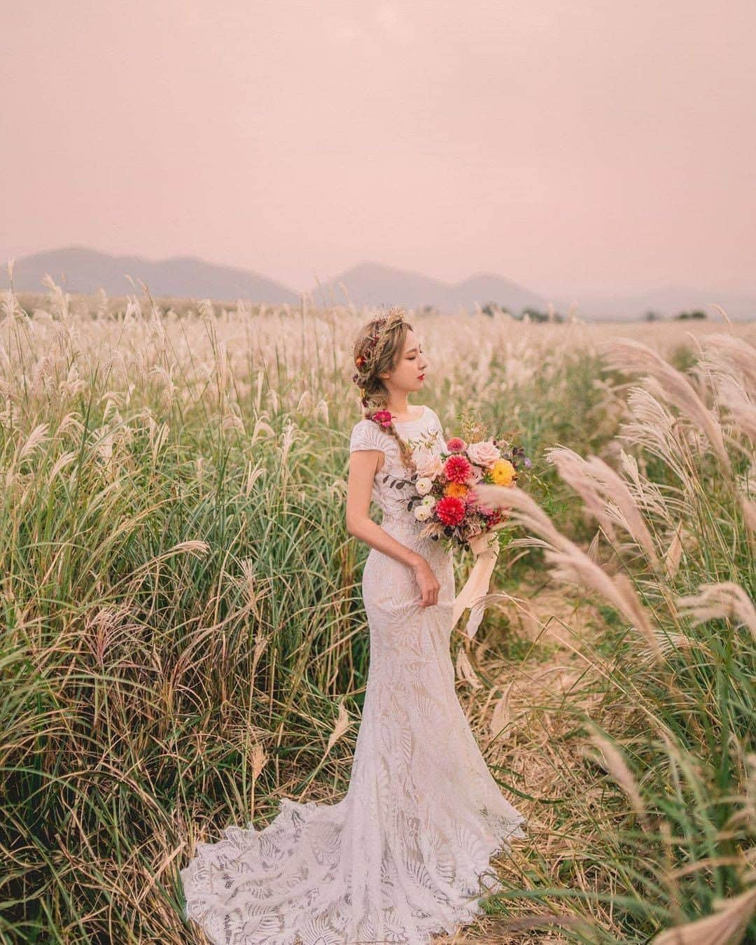 ♡プラコレWedding·⋆*さんのインスタグラム写真 - (♡プラコレWedding·⋆*Instagram)「. @placolewedding【#DRESSY花嫁 】 【#プラコレ】をつけて投稿&フォローしてね♩ . ＝＝＝＝＝＝＝＝ . ロマンチックなウェディングフォトを撮影したいなら 韓国のフォトアカウント、 연그라미 [@yeongrami_snap ] を参考にするのがおすすめ♡  美しいロケーションに、 ウェディングドレスを美しく見せてくれる構図が どれも素敵で参考になります👗💕  思わず撮影方法などが気になってしまう、 ステキなウェディングフォトを ぜひチェックしてみて👰💐 . ＝＝＝＝＝＝＝＝ 👗 photo by... @yeongrami_snap さん . ＝＝＝＝＝＝＝＝ 『#DRESSY花嫁』『#プラコレ』の ハッシュタグをつけて写真をUPしてね✦ 花嫁アプリ『DRESSY by プラコレ』の 記事に掲載＆リグラムされるかも♩ . みなさまからのいいねや保存 コメントをお待ちしています♥ 「このウェディングドレス可愛い！」 「ヘアスタイルも気になる！！」 「今の花嫁さんの流行りは！？」etc. . ＝＝＝＝＝＝＝＝ 花嫁アプリでは、 プロのアドバイザーに結婚式の相談を何度でも♡ ウェディングドレスの記事や、 自分のウェディングレポを残せちゃう♡” . ＞＞＞TOPのURLからcheck ⋈ @placolewedding ＞＞＞結婚のご相談は プラコレウェディングアドバイザーへ♡ @wedding_adviser ＞＞＞ウェディングレポを残したいなら、 farny by プラコレをcheck ✎ @farny_wedding ＞＞＞ウェディングアイデア＆DIYは ドレシーアイデアcheck ❁ @dressy_idea >>>素敵なドレスに出会いたい花嫁さま♡ @dressyonline_をcheck . ＝＝＝＝＝＝＝＝＝＝＝＝＝＝＝＝ . #プレ花嫁 #卒花 #花嫁 #卒花嫁 #結婚 #結婚式 #結婚準備 #花嫁準備 #weddingtbt #2020冬婚 #2021春婚 #ウェディングフォト #ロマンチックフォト #カラードレス #前撮り #フォトウェディング #撮影指示書 #海外ウェディング #ロケーションフォト #ロケフォト #海外ウェディング #海外フォトウェディング #weddingphoto #韓国フォト #韓国ウェディング」1月9日 21時00分 - placole_dressy