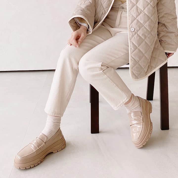Vannie Officialのインスタグラム：「【ハイハイウエストデニム / VANNIEデニム 】﻿ ¥3,500+tax﻿  ﻿ 《styling》﻿ 細見えが叶う神デニム登場！ ﻿ トップスを全部INしたスタイルや前の裾だけ﻿ INしたりハイウエストを活かした﻿ スタイリングがオススメ♪ ﻿ 定番で使えるインディゴデニムと、﻿ 真っ白過ぎずコーデの主役になる馴染みの良い﻿ ホワイトデニムの2色でご用意しました◎ ﻿  ﻿ 《detail》 ﻿ ラインを拾わないテーパードシルエット。 ﻿ 股上が深めなので腰高に見えスタイルUP﻿ 間違いなし◎ ﻿ ウエストは後ろゴムなので安心な﻿ 履き心地です♪ ﻿  ﻿ 《fabric》 ﻿ オールシーズン着用可能な﻿ しっかりとした生地使用 ﻿ ※詳しいお手入れ方法は商品タグをご参照ください。﻿ ﻿ ﻿ #vannie_u#ヴァニーユー #ZOZOでしか買えない⠀⠀ ﻿ ﻿ お問い合わせはDMまでご連絡ください‪‪☺︎‬」
