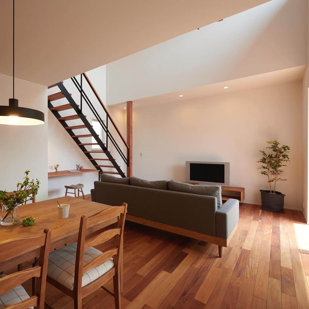 ルポハウス一級建築士事務所さんのインスタグラム写真 - (ルポハウス一級建築士事務所Instagram)「・ ・ ・  無垢のマホガニーの床が印象的なリビング。 ・ マホガニーはやわらかな赤褐色で、家具や観葉植物の色を包み込むように調和してくれます。 ・ 時間をかけて深みのあるブロンズ色に変わり、経年変化も楽しめます。 ・ ・ ・ 𓐌𓐌𓐌𓐌𓐌𓐌𓐌𓐌𓐌𓐌𓐌𓐌𓐌𓐌𓐌𓐌𓐌𓐌  ルポハウスの施工事例はこちらまで☞ @reposhouse  𓐌𓐌𓐌𓐌𓐌𓐌𓐌𓐌𓐌𓐌𓐌𓐌𓐌𓐌𓐌𓐌𓐌𓐌 #ルポハウス は#ちょっとかっこいい家 を"友人のために" という思いでつくっています。 一生に一度の#マイホーム。 「あなたにしかできない」×「ルポハウスだからできる」で、 私たちだけの#家づくり を思いっきり楽しんでみませんか？！ ・ ・ ・ #住宅 #注文住宅 #新築一戸建て #デザイナーズ住宅  #一級建築士事務所 #設計事務所 #滋賀県大津市 #滋賀県草津市 #リビングインテリア #マホガニー床 #無垢フローリング #吹き抜けリビング #吹抜けリビング #モールテックス #デコランプ」1月9日 20時57分 - reposhouse