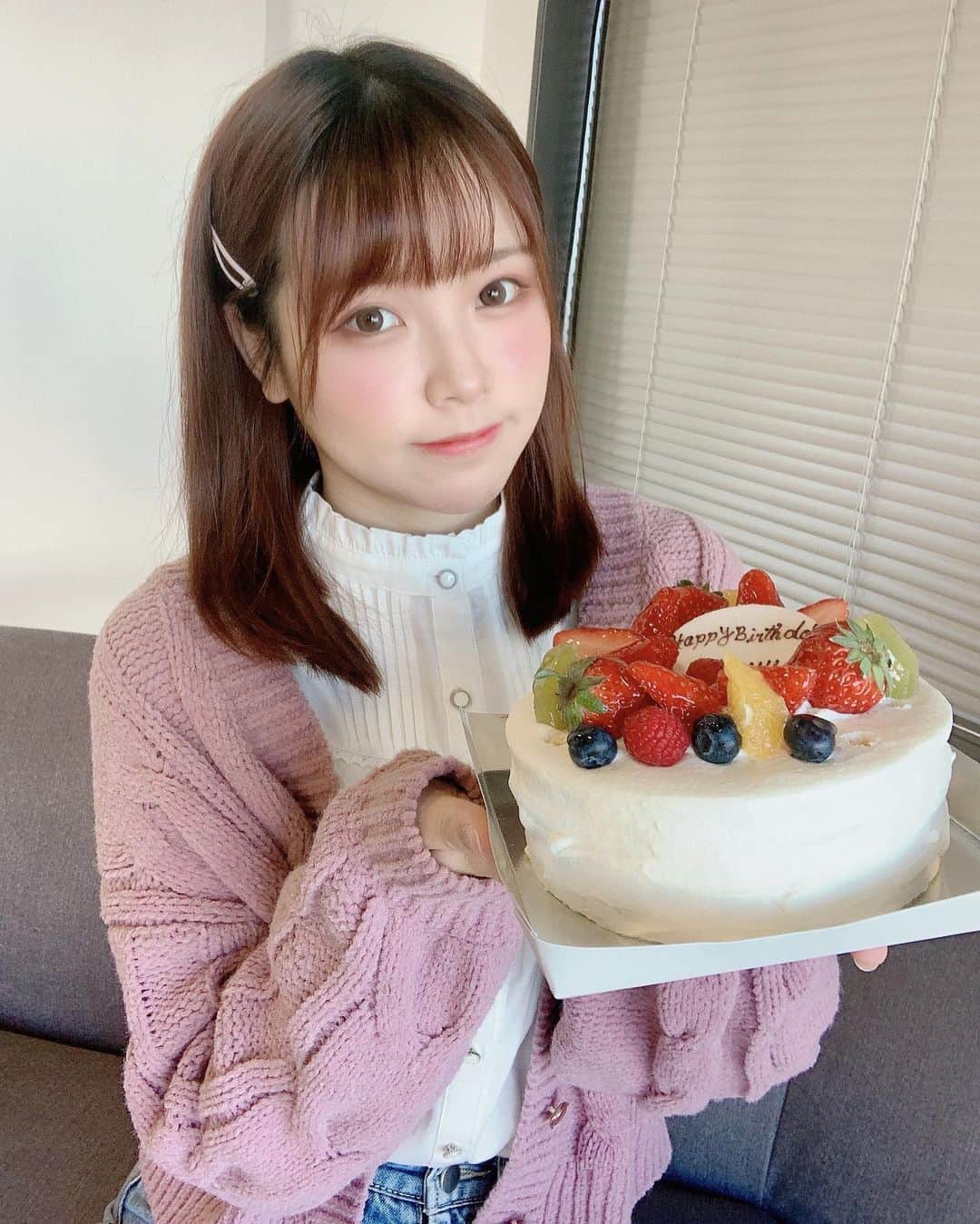 Liyuu（リーユウ）さんのインスタグラム写真 - (Liyuu（リーユウ）Instagram)「初・日本でそして仕事での誕生日でした🎂沢山のコメントありがとうございます✨ ファンクラブ #YuUKoiDays の生配信でみんなと一緒お祝いして、ケーキと可愛いクッキー貰った☺️ 次の仕事でみんな🎉👈これやったよ！！そしてお花が...！こんなの初めて！嬉しいすぎる…」1月9日 20時58分 - koi_liyuu