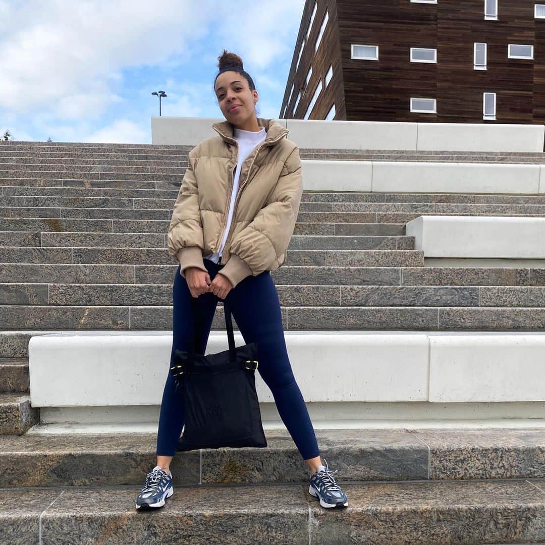 のインスタグラム：「Buckles and straps with a side of flexibility please! 🖤🍋 Extra good mood with @lianaadenise #LiveLight #neon #active」