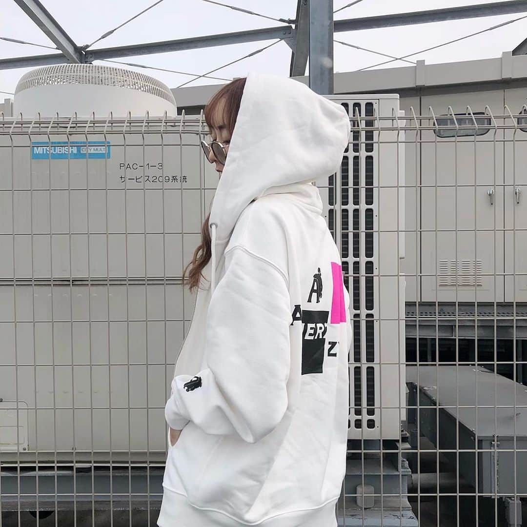 のインスタグラム：「パーカーの後ろも可愛くてお気に入り〜🥲♡ @anerzy_official」