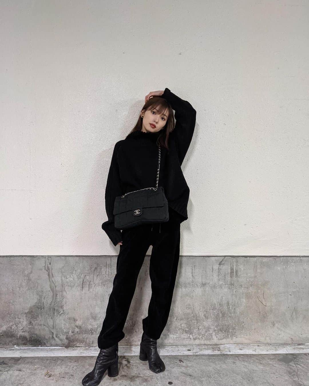 谷川菜奈さんのインスタグラム写真 - (谷川菜奈Instagram)「153cmコーデ🖤 やっぱり真っ黒が落ち着くなあ このボトムは見えにくいんだけどコーデュロイで可愛いのだ😉 #outfit#allblack #153cmコーデ #低身長コーデ」1月9日 20時58分 - pechi.130