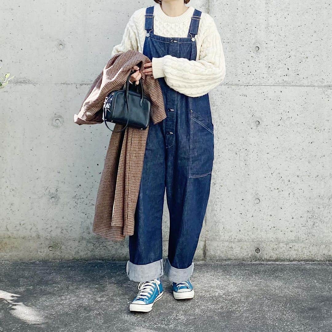 ryokoのインスタグラム：「▪︎ . オーバーオールコーデ 寒いのでインナーたくさん着込みました。 . . . . overalls #harvesty knit #llbean  coat #harvesty shoes #converse  bag #artsandscience」