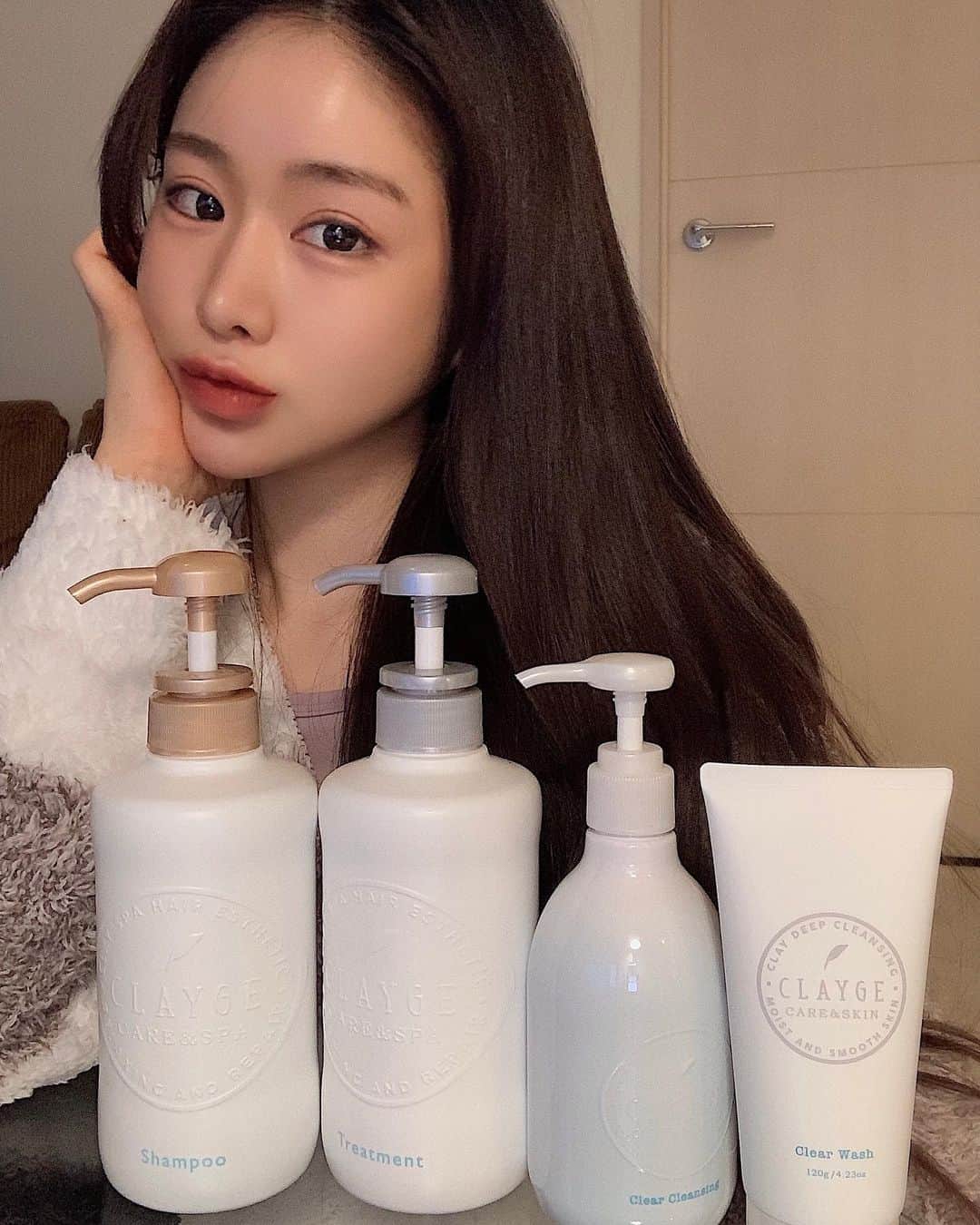 のインスタグラム：「最近クチコミで人気のCLAYGE @clayge_official のシャンプー、トリートメント、スキンケアを使い始めてみました🧴🤍 ヘアケアはムスク系の香りがたまらなくて使うたびに癒されるしサラサラになります🛁 スキンケア用品は敏感肌だから新しい使うのいつもどきどきなんだけど洗い上がりすっきりで落ちもいいし香りもいいし肌荒れもしなかったです🤍 パッケージがシンプルで可愛いのもお気に入り🧴 LOFT、ネットショップで買えますよ🛍 #CLAYGE #クレージュ」