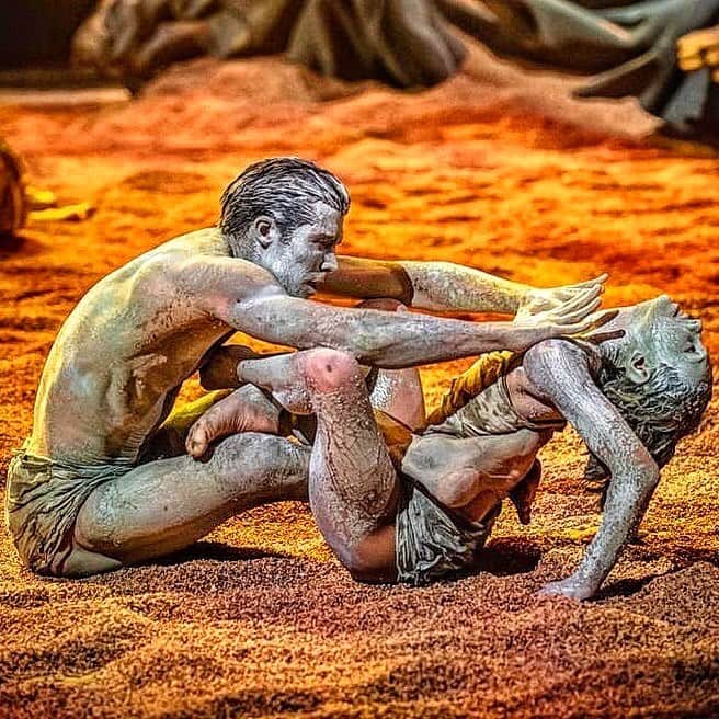 ロベルト・ボッレのインスタグラム：「Posted @withregram • @agnese_diclemente L’inferno di Dante con @robertobolle su @rai1official coreografia Mauro Bigonzetti per #danzaconme」