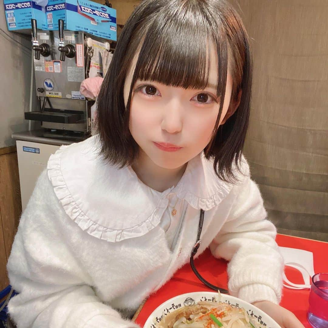 吉田芽梨奈さんのインスタグラム写真 - (吉田芽梨奈Instagram)「こっちは襟めくれてない！外ハネ！あとまつ毛弱い！」1月9日 21時03分 - teratera_merina