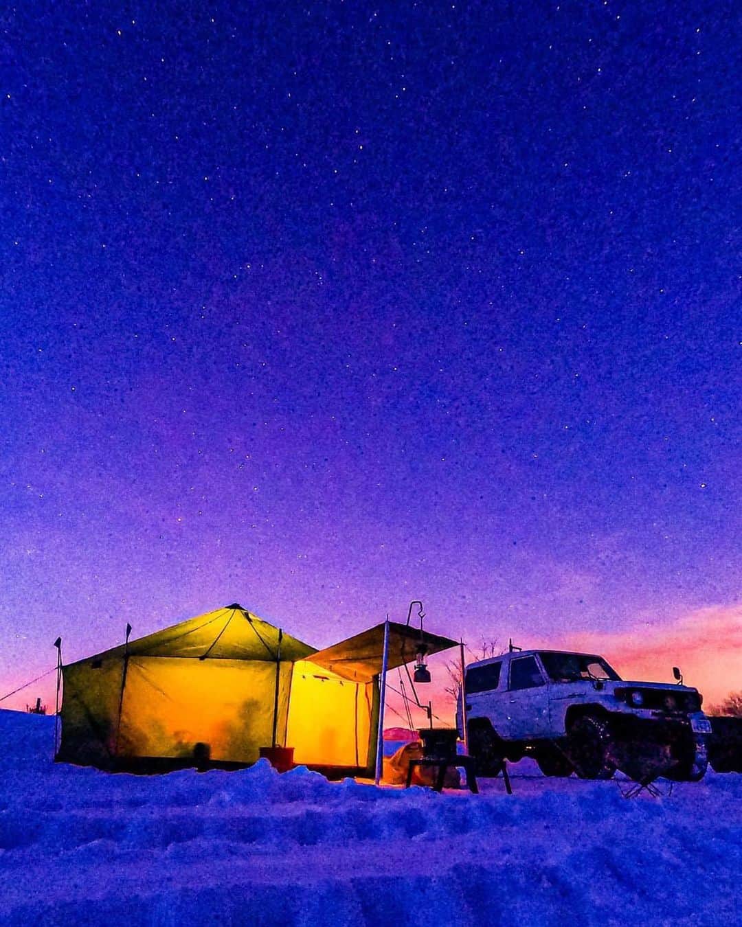 CAMP_HACKさんのインスタグラム写真 - (CAMP_HACKInstagram)「星空と雪の中で冬キャンプ。寒い夜でもいつまでも見上げていただくなるような幻想的な風景です！ . . from CAMP HACK . CAMP HACKであなたのキャンプライフを取材します！ 『#camphack取材』を付けて投稿！ . Photo by @hidekitti さん . #camp #camping #camphack #outdoorlife #outdoor #trip #travel #japan #followme #weekend #travelling #outdoorgirl #family #familytrip #キャンプ #アウトドア #キャンプ道具 #キャンプ初心者 #家族 #外遊び #自然 #キャンプ場 #お出かけ」1月9日 21時03分 - camp_hack