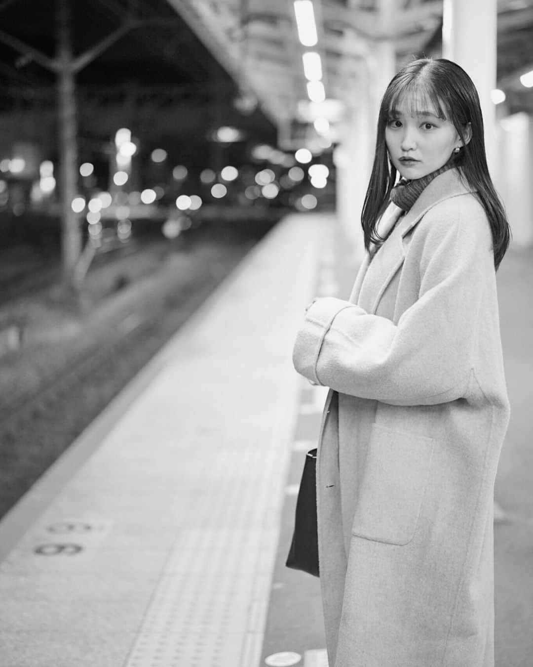 加藤早和子のインスタグラム：「❤︎ 電車待ち……🚃🚃  . . #時差投稿 #時差 #モノクロ #白黒 #青山学院大学 #女子大学生 #ミス日本 #一眼レフ #ポートレート#ポトレ #被写体 #portrait #as_archive #portraitphotography #as_picture #portrait_mood」