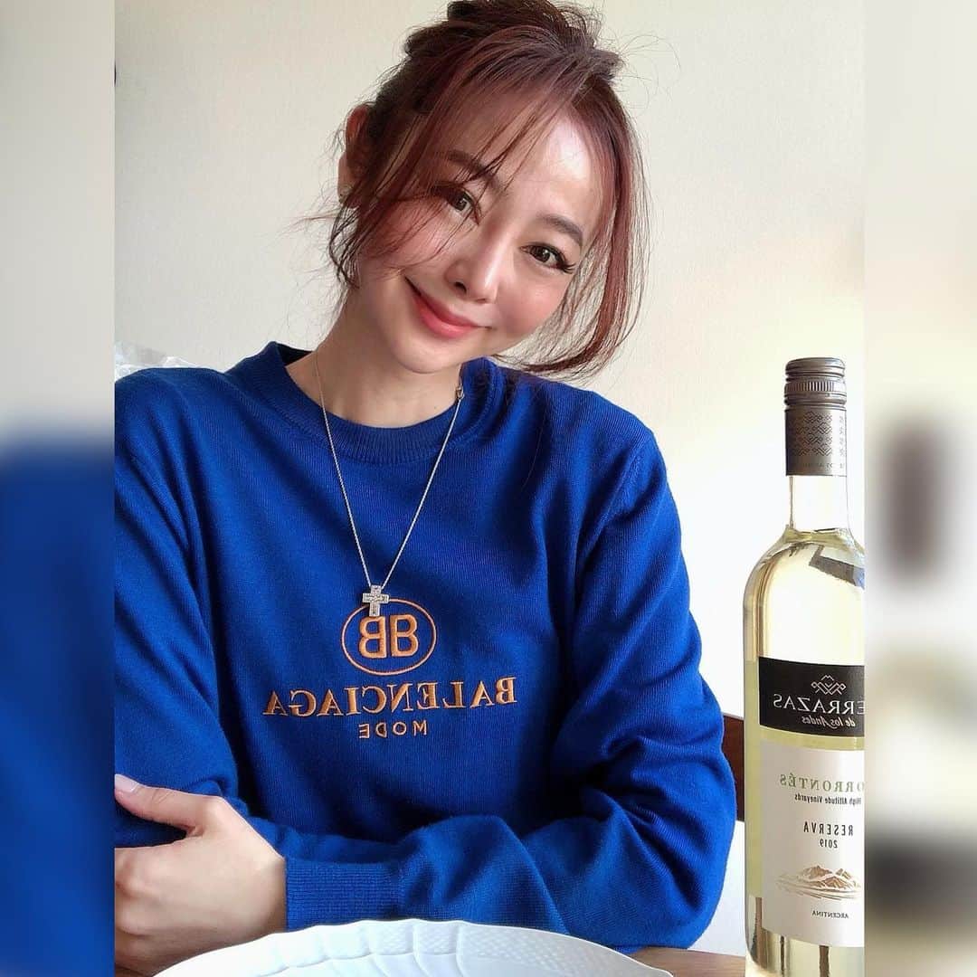 fuka3のインスタグラム：「午前中で仕事が終わった日は 家でまったり🥂 . . . 早く 外で飲めるようになりますように🙏 . . . #balenciaga#balenciagatshirt  #damiani#damianibelleepoque  #バレンシアガ#バレンシアガニット #ダミアーニ#ダミアーニベルエポック . #リモートワーク#リモートワークスペース#自粛生活#自粛中の過ごし方#自粛生活を楽しく過ごす#白ワイン#ワイン好き #コロナウイルスが早く終息しますように#🙏」