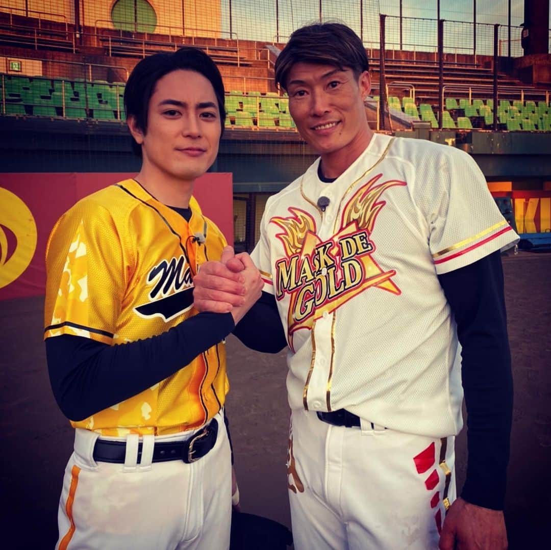 間宮祥太朗のインスタグラム：「糸井選手、ラミレス選手、 ありがとうございました。 極上に幸せな体験でした。 軟式止まりの自分は練習含め人生で初めてあんなに硬球を投げたので終わった時はまじで肩とれるかと思いましたが、そんな泥の様な疲労感が嬉しくて、また野球したくなった。各方面の知人よ、草野球誘ってくれ。  #猛虎魂 #炎の体育会tv」