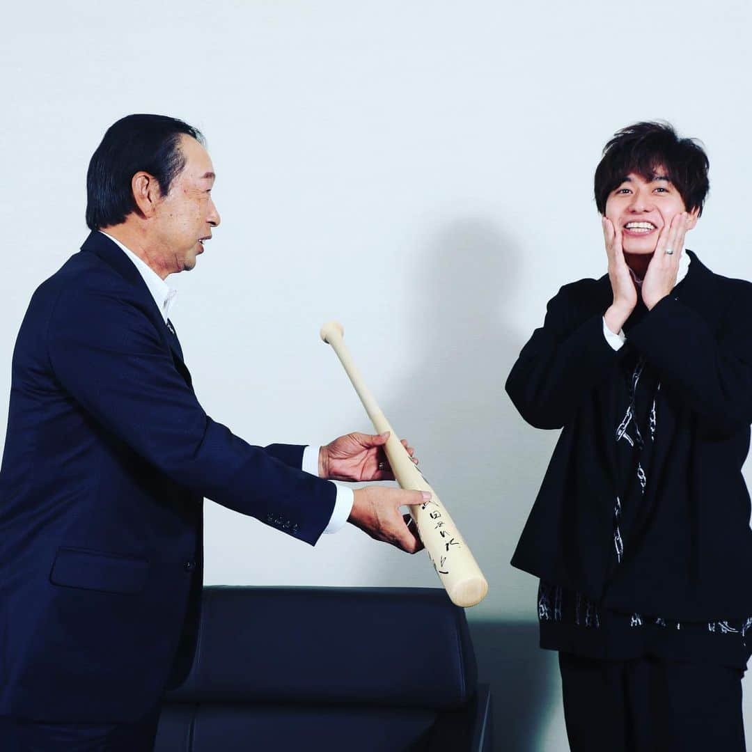 武田航平さんのインスタグラム写真 - (武田航平Instagram)「スーパースター！ 篠塚和典さん！ 親子で憧れ、今もなお日本プロ野球界で燦然と輝くヒットメーカー！ なんと… 次回の月刊ジャイアンツは 篠塚さんがゲストです！！ 兄、翔平にもらったバットは篠塚さんのバット同様、ヘッド部分を直線的にカットしたモデル！ ということで持参しました。 篠塚さんからはなんと！ 篠塚モデルのバットを頂きました。 家宝です。 人間的に素晴らしく、逆境を生き抜き、人に感謝し、大切な人を裏切らず、人を恨まず、嫉妬せず。 優しさに溢れてました。 今の自分に響く言葉のオンパレード！ ぜひ次号の月刊ジャイアンツも手に取って頂きたいです！ おたのしみに！ 追伸…そろそろぼくも体育会TVでたいです。 真剣勝負させてほしいです。 #月刊ジャイアンツ #篠塚和典  #6 #ジャイアンツ #ミズノ #ミツワタイガー #baseball  #草野球」1月9日 21時17分 - kouhei_takeda.official