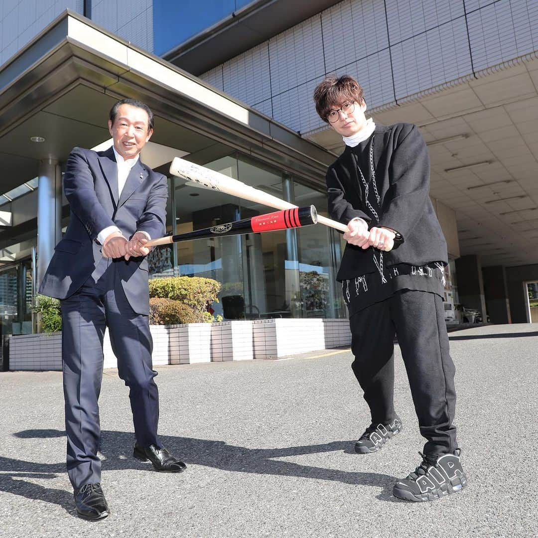 武田航平さんのインスタグラム写真 - (武田航平Instagram)「スーパースター！ 篠塚和典さん！ 親子で憧れ、今もなお日本プロ野球界で燦然と輝くヒットメーカー！ なんと… 次回の月刊ジャイアンツは 篠塚さんがゲストです！！ 兄、翔平にもらったバットは篠塚さんのバット同様、ヘッド部分を直線的にカットしたモデル！ ということで持参しました。 篠塚さんからはなんと！ 篠塚モデルのバットを頂きました。 家宝です。 人間的に素晴らしく、逆境を生き抜き、人に感謝し、大切な人を裏切らず、人を恨まず、嫉妬せず。 優しさに溢れてました。 今の自分に響く言葉のオンパレード！ ぜひ次号の月刊ジャイアンツも手に取って頂きたいです！ おたのしみに！ 追伸…そろそろぼくも体育会TVでたいです。 真剣勝負させてほしいです。 #月刊ジャイアンツ #篠塚和典  #6 #ジャイアンツ #ミズノ #ミツワタイガー #baseball  #草野球」1月9日 21時17分 - kouhei_takeda.official