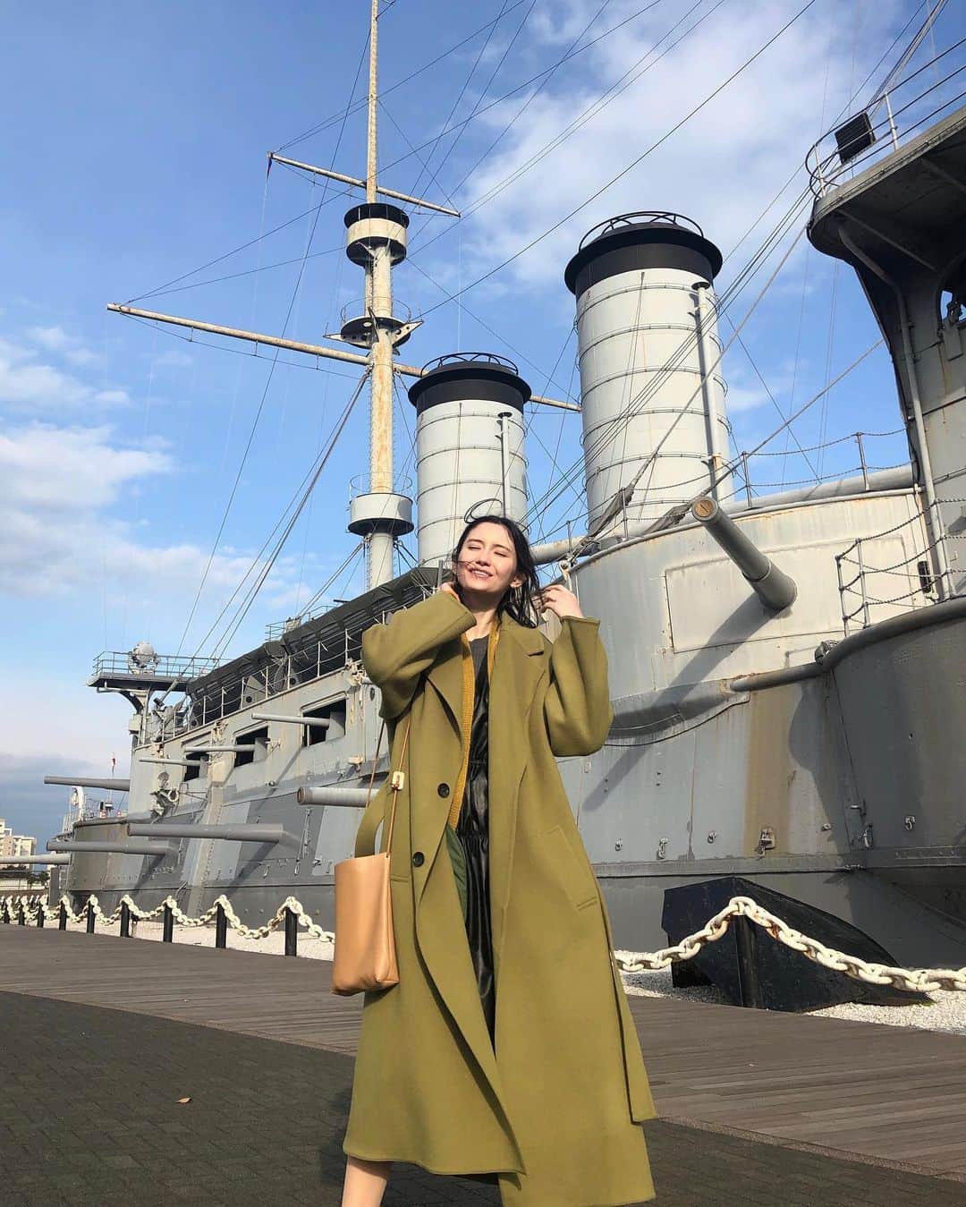 市川紗椰さんのインスタグラム写真 - (市川紗椰Instagram)「風つよ。TMrevolutionごっこ日和。﻿ 明日のあさ放送のTBS「じょんのび日本遺産」に出演します。今回の旅先は横須賀を旅しました。軍艦とバーガーと美術とジャズトンネルや坂道はまたいつか。やっぱり横須賀はいい場所。﻿ ﻿ そして今週の@jwavetimeandtideはゲストにパパイヤ鈴木さんをお迎えします。﻿ そしてそして今週の　#かけクラ は今年初の放送！1月のテーマは和xクラシックです。﻿ ﻿ TBS「じょんのび日本遺産」﻿ 1月10日　6:00〜﻿ ﻿ J-WAVE「TRUME TIME AND TIDE」 ﻿ 1月9日　21:00〜﻿ ﻿ NHKFM「×（かける）クラシック」﻿ 1月10日　14:00〜﻿ 1月11日　7:25〜(再)﻿ ﻿ じょんのびの﻿ 衣装は以下の通り↓﻿ ﻿ #コート @maisonspecial_woman﻿ #カーディガン @studious_official﻿ #レザーワンピース @saaageboutique﻿ #ニット @enfold_official﻿ #バッグ @spacecraftshoes﻿ #アクセサリー@cocoshnik_official @e.m.portrait﻿ #スタイリスト #西野メンコ ﻿ #市川紗椰　#衣装　﻿ #もろもろ　#よろしくです﻿」1月9日 21時18分 - sayaichikawa.official