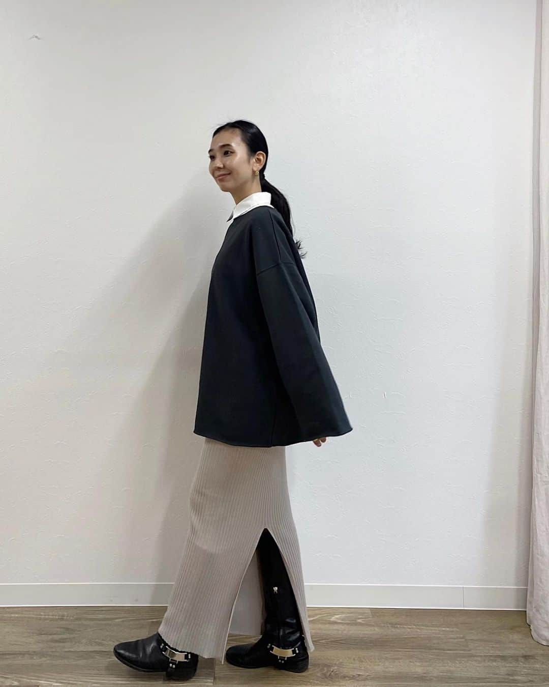 鈴木詩織のインスタグラム：「久しぶりにタイトスカート。 やっぱりロングブーツを合わせたくなってしまう😉  リラックスなスウェットは後ろにスリットが入っているのとシルエットが気に入ってます♡  tops / @freaksstore_official  shirt / @newans.official  skirt / @meri.onlinestore  boots / @zara  ﻿ ﻿  #コーデ部#コーデ日記#162cmコーデ#タイトスカートコーデ#スウェットコーデ#ニットスカート#usac裏毛sltswt#フリークスストア#フリークスストアスタイリング#freaksstore#newans#ハッシュニュアンス#ミーリー」