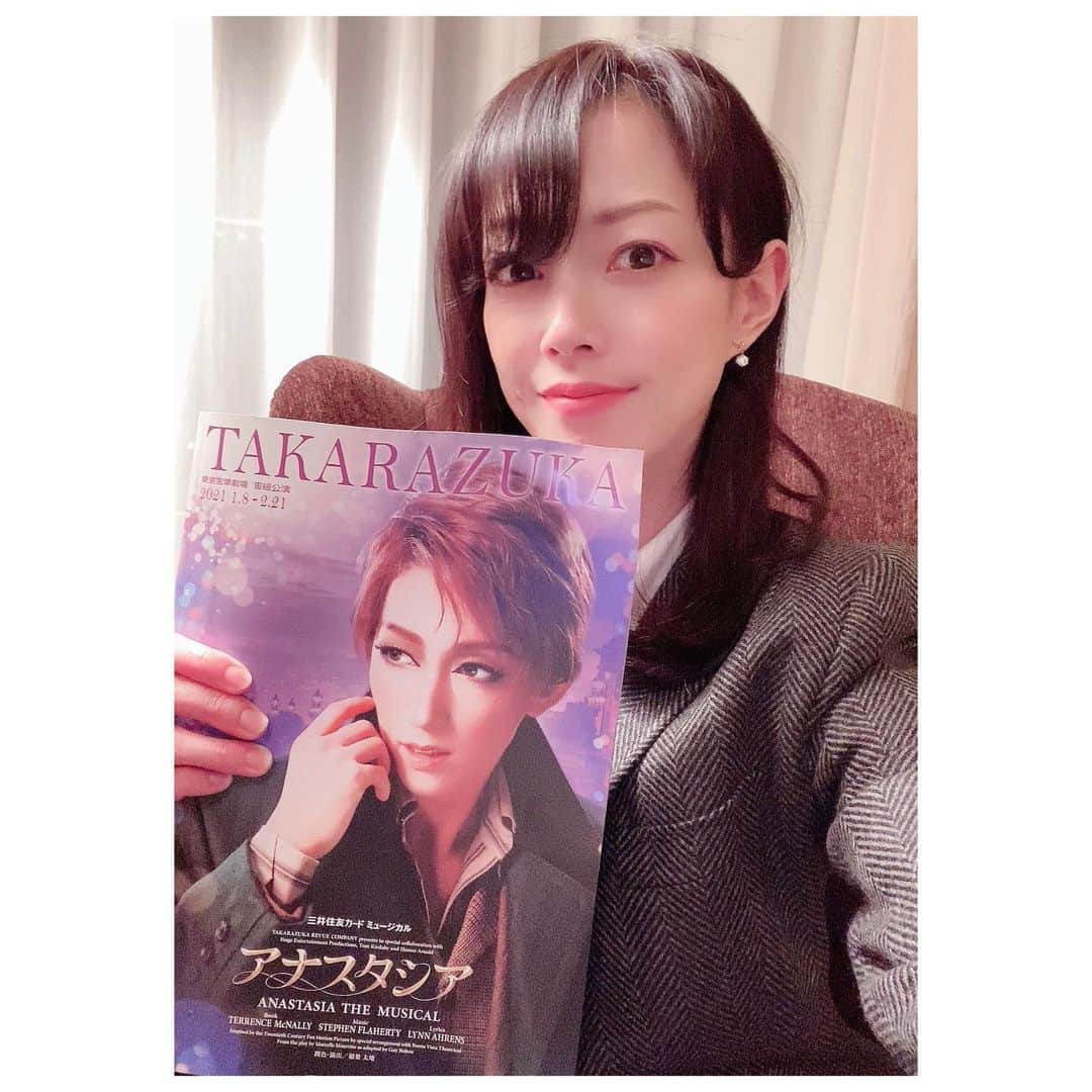 大和悠河さんのインスタグラム写真 - (大和悠河Instagram)「宙組　東京宝塚劇場公演『アナスタシア』を観劇しました。 初日の幕が昨日無事に開いて2日目。 緊急事態宣言がでてどれだけ大変だっただろうかと思いつつ、そんなそぶりは微塵もない素晴らしい公演でした✨✨✨ 宙組のみんなが一丸となっているのがよくわかって、嬉しかったです。 とにかく健康に気をつけて！！無事に舞台を続けられますように✨✨  .....つづく... . . .  #大和悠河 #yugayamato #anastasia  #東京宝塚劇場  #宙  #宙そら  #宙組   #真風涼帆 #星風まどか #芹香斗亜 #桜木みなと  #宝塚 #東京宝塚劇場 #宙組  #宙組公演  #宙組トップスター  #宙組最高   #takarazukagrandtheater  #宝塚 #takarazuka  #tokyotakarazuka #cosmos  #takarazukacosmostopster  #takarazukacosmostroupe  #takarazukarevue #2020 #宝塚歌劇  #宝塚歌劇団  #takarazukarevuecompany  #tokyotakarazukatheater」1月9日 21時11分 - yugayamato