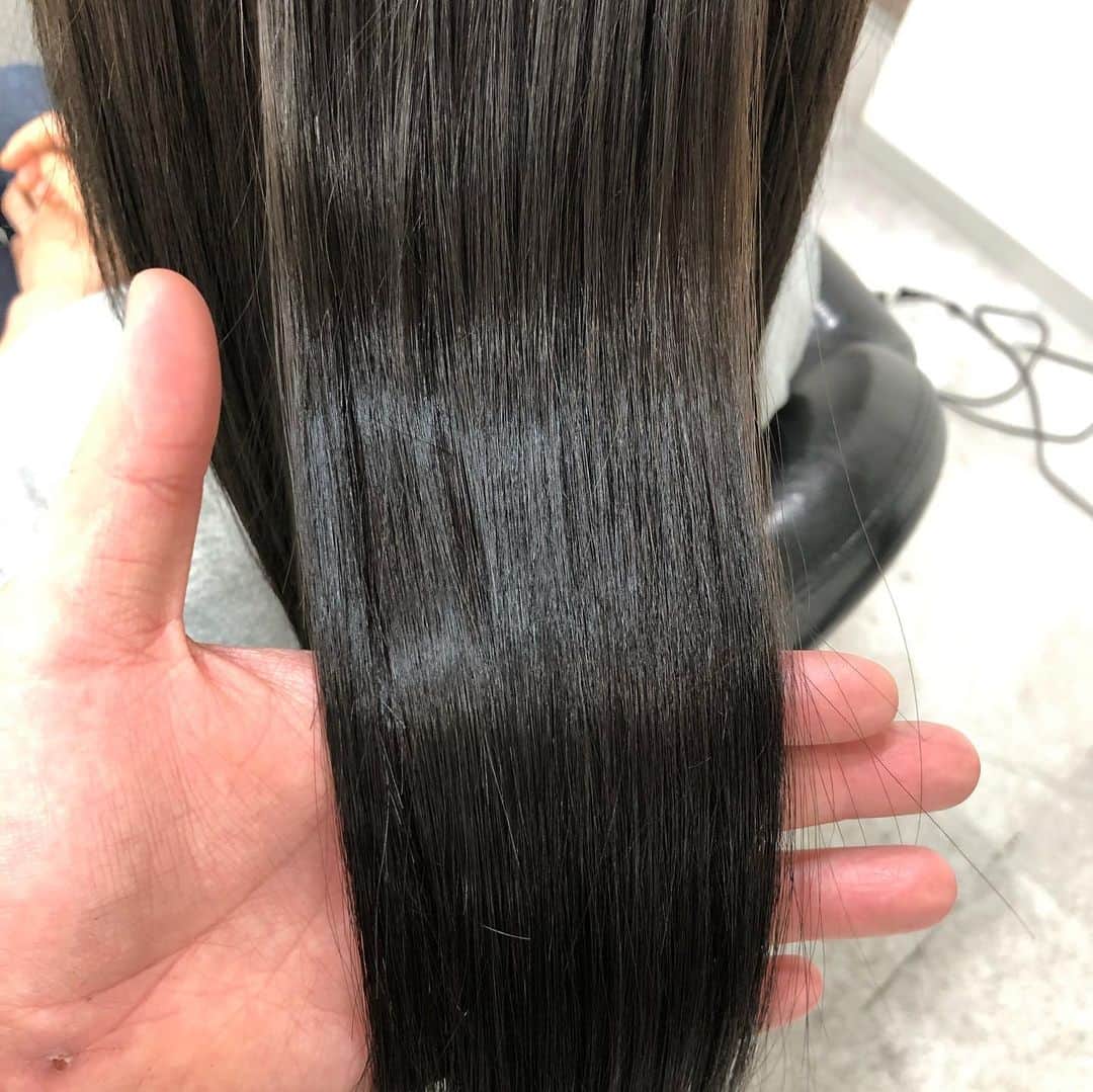 チダヨシヒロさんのインスタグラム写真 - (チダヨシヒロInstagram)「どんなくせ毛さんでも綺麗な縮毛矯正に✨﻿ 久々に縮毛矯正のお客様！﻿ ということで綺麗なストレートにしました😊﻿ 縮毛矯正するとスタイリングがグッとラクになります✨﻿ 【こんなお悩みをお持ちの方はぜひご連絡ください😊】﻿ ✂︎髪をキレイに改善していきたい✨﻿ ✂︎『髪の毛キレイだね』って褒められたい✨﻿ ✂︎美容室でトリートメントをしても、いつもすぐ落ちてしまう😭﻿ ✂︎ものすごくキレイな縮毛矯正をしてみたい✨ ﻿ ✂︎アホ毛・毛羽立ちを抑えたい😭﻿ ✂︎ツヤのある髪にしたい✨﻿ ✂︎ダメージが気になる😭﻿ ✂︎ブリーチしてても縮毛矯正がしたい✨﻿ ✂︎ビビリ毛をなんとかしたい😭﻿ ﻿ ﻿ なんでもご相談ください⭐️﻿ ﻿ インスタグラムを見て髪質改善や美髪縮毛矯正で ご来店される方が都外からもかなり増えてきております😊 気になる方はこちらの僕の美髪シリーズもご覧下さい✨﻿ ↓↓↓ 『 #チダヨシヒロの髪質美人 』 ﻿ ﻿ 【ご予約空き状況】﻿ ﻿ 1/9 満席﻿ ﻿ 1/10 満席﻿ ﻿ 1/11 満席﻿ ﻿ 1/12 お休み﻿ ﻿ 1/13 満席﻿ ﻿ 1/14 満席﻿ ﻿ 1/15 10:00﻿ ﻿ 1/16 20:00﻿ ﻿ 1/17 満席﻿ ﻿ 1/18 10:00 11:00 12:00﻿ ﻿ 1/19 お休み﻿ ﻿ 1/20 15:00﻿ ﻿ 1/21 19:00﻿ ﻿ 1/22 15:00以降﻿ ﻿ 1/23 19:00﻿ ﻿ 1/24 10:00﻿ ﻿ 1/25 14:30以降﻿ ﻿ 1/26 お休み﻿ ﻿ 1/27 10:00 18:00﻿ ﻿ 1/28 10:00 18:00﻿ ﻿ 1/29 10:00 19:30﻿ ﻿ 1/30 18:00﻿ ﻿ 1/31 18:00.﻿ ﻿ ﻿ 11月12月のご予約も受け付けております🥰﻿ ご予約・ご相談はトップURLにあるLINEからかDMよりご連絡くださいね✨﻿ ﻿ ﻿ 【オンラインカウンセリング実地中】﻿ 無料でオンラインカウンセリングを実施しておりますので髪のお悩みやご相談などがありましたらDMまたプロフィールURLからのLINE@より24時間365日受付ております😆﻿ ﻿ 髪にお悩みの方を1人でも多く綺麗になって欲しいという僕の気持ちの表れです🙇﻿ ﻿ 【メニュー】﻿ カット¥7700 質感向上トリートメント¥5500 美髪カラー¥7700〜 美髪縮毛矯正¥22000〜﻿ カットをされない方はシャンプー・ブロー代¥3300頂きます🙇﻿ メニューも沢山ご用意ありますので、料金と合わせて、プロフィールのURLからご確認ください😊﻿ ﻿ 完全予約マンツーマン制﻿ ﻿ 【Al Chem】﻿ 東京都目黒区五本木3-26-7 1F﻿ 学芸大より徒歩4分﻿ ﻿ ﻿ #縮毛矯正﻿ #髪質改善トリートメント﻿ #縮毛矯正失敗﻿ #自然な縮毛矯正﻿ #美髪縮毛矯正﻿ #髪質改善ストレート﻿ #髪質改善縮毛矯正﻿ #髪質改善失敗﻿ #縮毛矯正東京﻿ #縮毛矯正専門店﻿ #パーマ失敗﻿ #ブリーチ縮毛矯正﻿ #デジパ失敗﻿ #学芸大学美容室﻿ #ブリーチ縮毛矯正﻿ #縮毛矯正ブリーチ﻿ #縮毛矯正してる髪にブリーチ﻿ #毛髪改善﻿ #ダメージ改善﻿ #縮毛矯正上手い﻿ #学芸大学縮毛矯正﻿ #美髪﻿ #酸熱トリートメント﻿ #デジタルパーマ失敗﻿ #縮毛矯正ロング﻿ #縮毛矯正失敗﻿ #縮毛矯正失敗お直し﻿ #学芸大学美容室﻿ #学芸大学髪質改善」1月9日 21時12分 - chibow