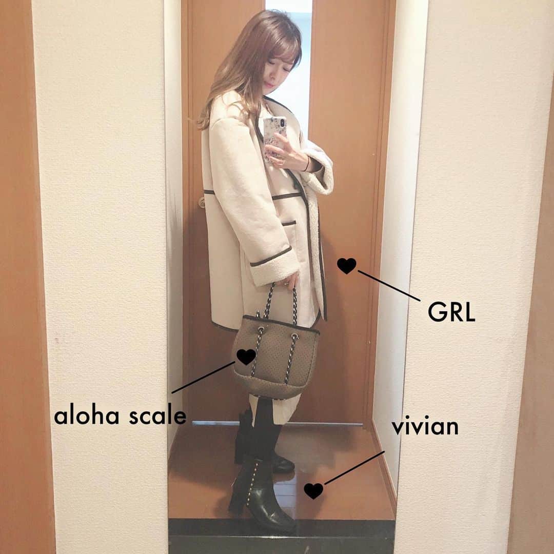 菊池かなこさんのインスタグラム写真 - (菊池かなこInstagram)「. カジュアルなイメージの強いボアコート @grl_official のショートのボアコートは きれいめに着られました😍 しっかりスエードタッチで高見え👌 パイピングが今年っぽいデザインで☺︎ マイナスになる様な日に着るなら厚着が必要だけど、 大きめサイズなので動きずらいほど もこもこにはならないです🌸 カラーはアイボリーです🥰 . . ୨୧┈┈┈┈┈┈┈┈┈┈┈┈┈┈┈┈┈୨୧ #grl#グレイル#プチプラコーデ #プチプラファッション#ボアコート#ボアジャケット #vivianコーデ#vivian公式アンバサダー#ショートブーツ #ファーコート#anayi#fashion#ファッションコーデ #ootd#ショートコート#アラサーコーデ#30代コーデ #白コート#ホワイトコート#冬コーデ#冬ファッション #大人カジュアル#olコーデ#出勤コーデ#ホワイトコーデ #プチプラファッション#プチプラ高見えコーデ#プチプラコーデ#grl購入品#grlコーデ」1月9日 21時12分 - canana_kanako