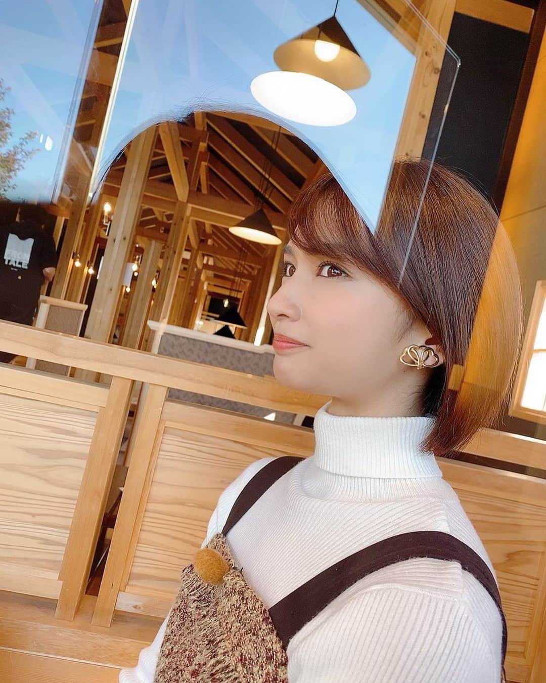 小泉遥のインスタグラム：「. . 世の中色々と大変だから なかなかめでたい雰囲気になれず… ひっそりと誕生日を迎えています…笑笑 . 早く落ち着いた日常が戻ってきますように🥺🙏✨ .」