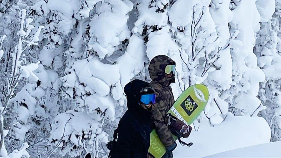 hoshinofumikaさんのインスタグラム写真 - (hoshinofumikaInstagram)「Bottom to top w @shustagram 🔥 リフトの上でカッコよくなる為の答えを 教えてもらったよ✌️ 動画は @fumika_hoshinoのプロフィールリンクから✔️メンズの皆さん絶対見てね！🎬🔥 しゅーさん東北からのアメリカ怪我なく楽しんでね✌️ そんで春にめっちゃホリデーしよー🌺 しゅーさんのSNSみんなチェックしてね⚡️📲 . Thanks @sims_snowboards_jp 💜 . . . . #whostv #shuheisato #佐藤秀平 #snowboarding #snowboard #snow #winter #japan #ootd #スノーボード #スノボ #スノボー #スノボ女子 #スノボ好きな人と繋がりたい #冬 #スキー場 #スキー #北海道 #旭川　#hokkaido」1月9日 21時14分 - fumika_hoshino