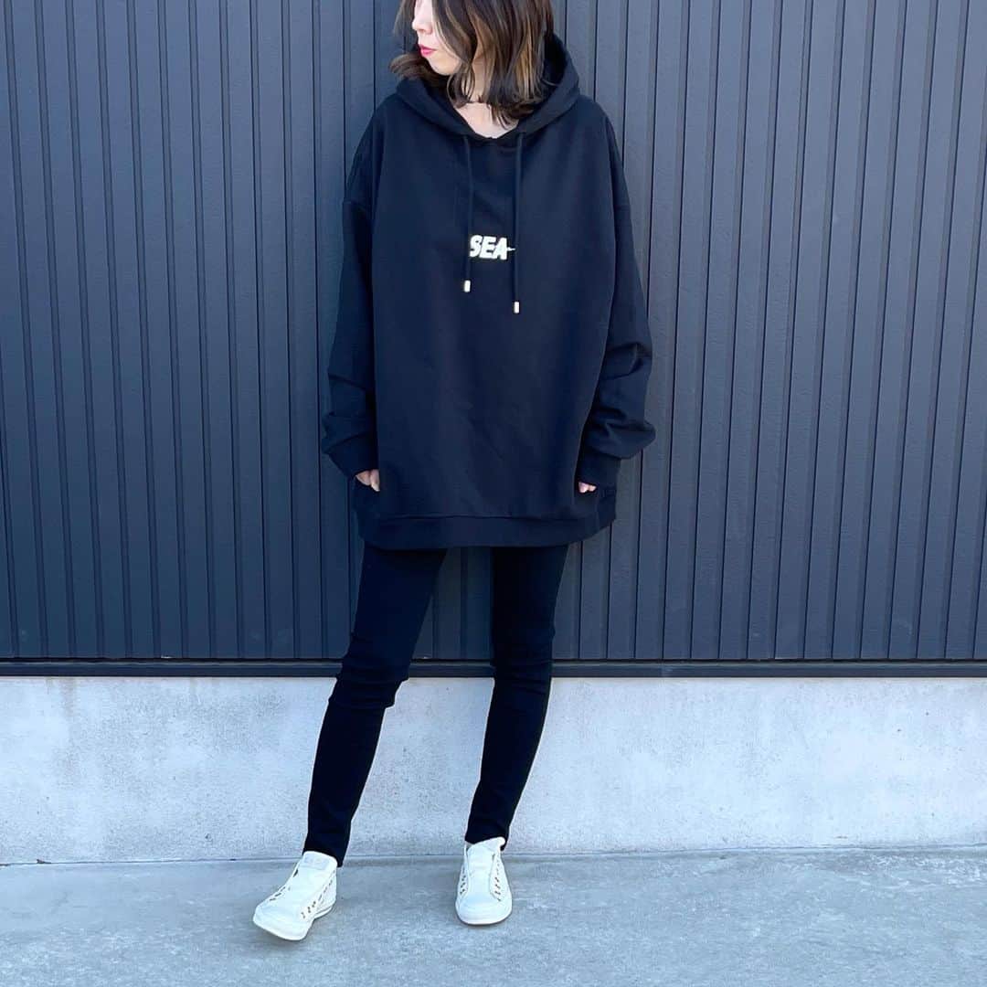 ryuu79hinaのインスタグラム：「#code ♡ ・ ・ AMERI×UNIQLO wind and sea コラボアイテム ・ ・ ブラックマン🖤 ゆるっとしたサイズ感がお気に入り☺️ ・ ・ ━━━━━━━━━━━━━━━ #amerivintage#UNIQLO#ユニクロ#ユニクロコーデ#コーデ記録#ロカリ#mineby3mootd#ママコーデ#大人スタイル#大人コーデ#大人カジュアル#シンプルコーデ#カジュアル#カジュアルコーデ#スニーカー女子#スニーカーコーデ#ブラック#ブラックコーデ#ボブ#プチプラ」