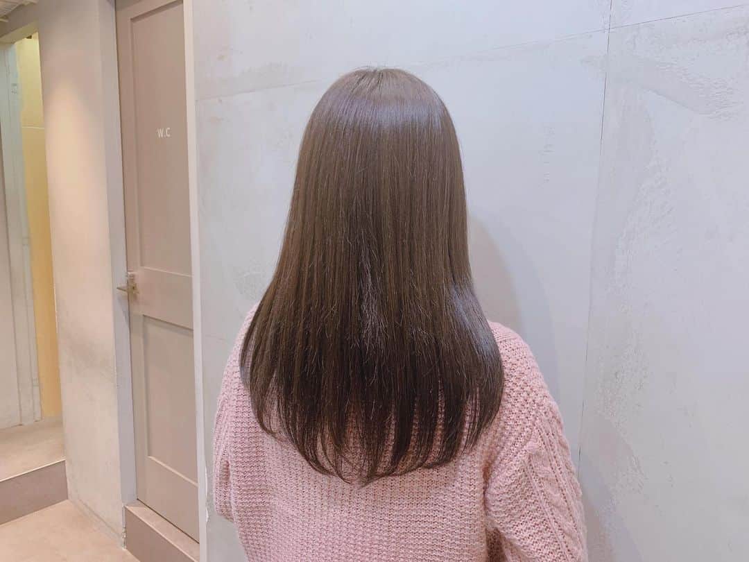 内木志のインスタグラム：「美容室とネイルと顔矯正に行ってきました💇‍♀️💅 予定詰め込み今月は3回しか家から出ない予定🙃 hair @spica_akemi さん🤍 nail @chipieee_nail_kiki さん🤍 #美容室 #ネイル ミラーフレンチネイル #ありがとうございました」